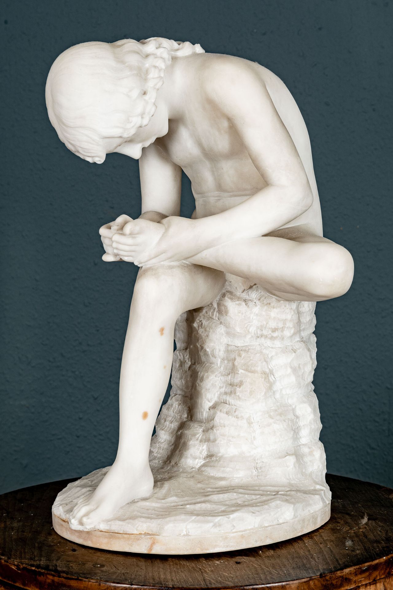 "Der Dornenzieher", große Alabaster-Figur, unsignierte, akademische Arbeit um 1900, Höhe ca. 43 cm,