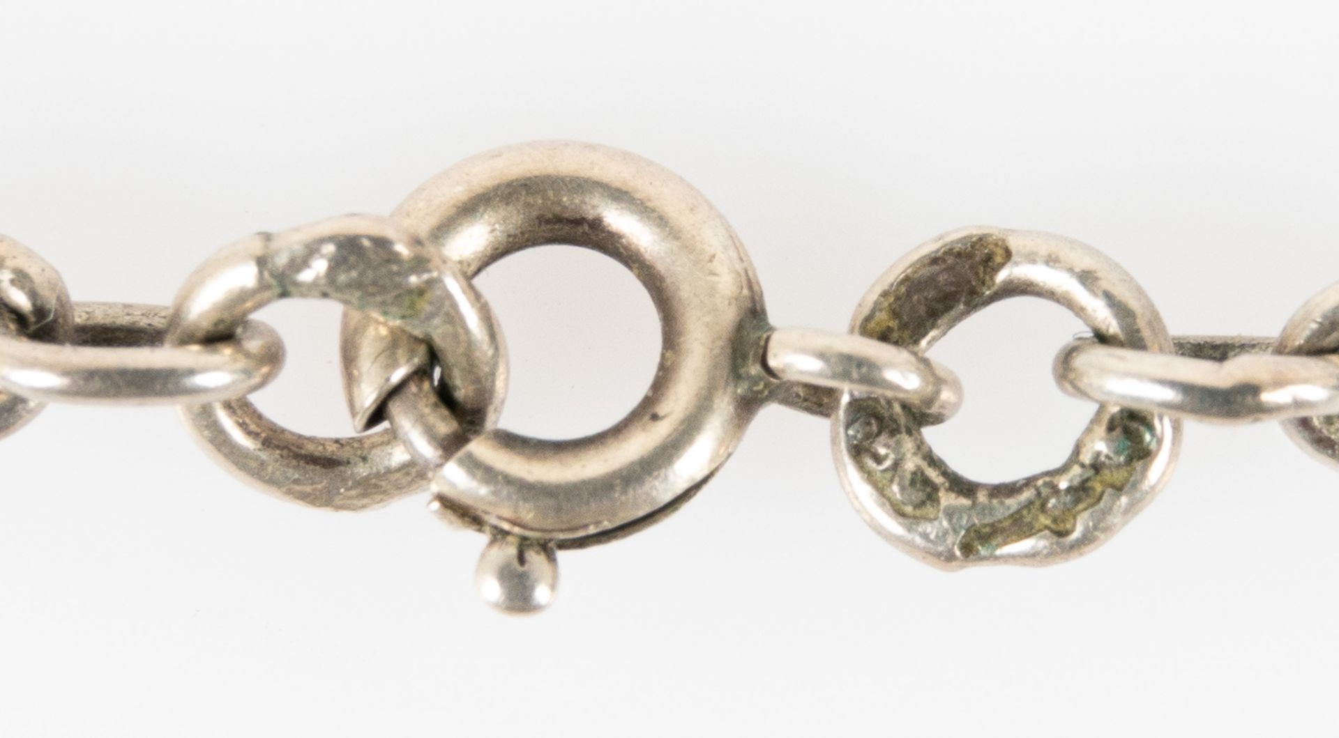 2 versch. silberne Halsketten, Länge je ca. 40 cm, versch. Ausführungen, Größen, Alter & Erhalt. - Image 4 of 5