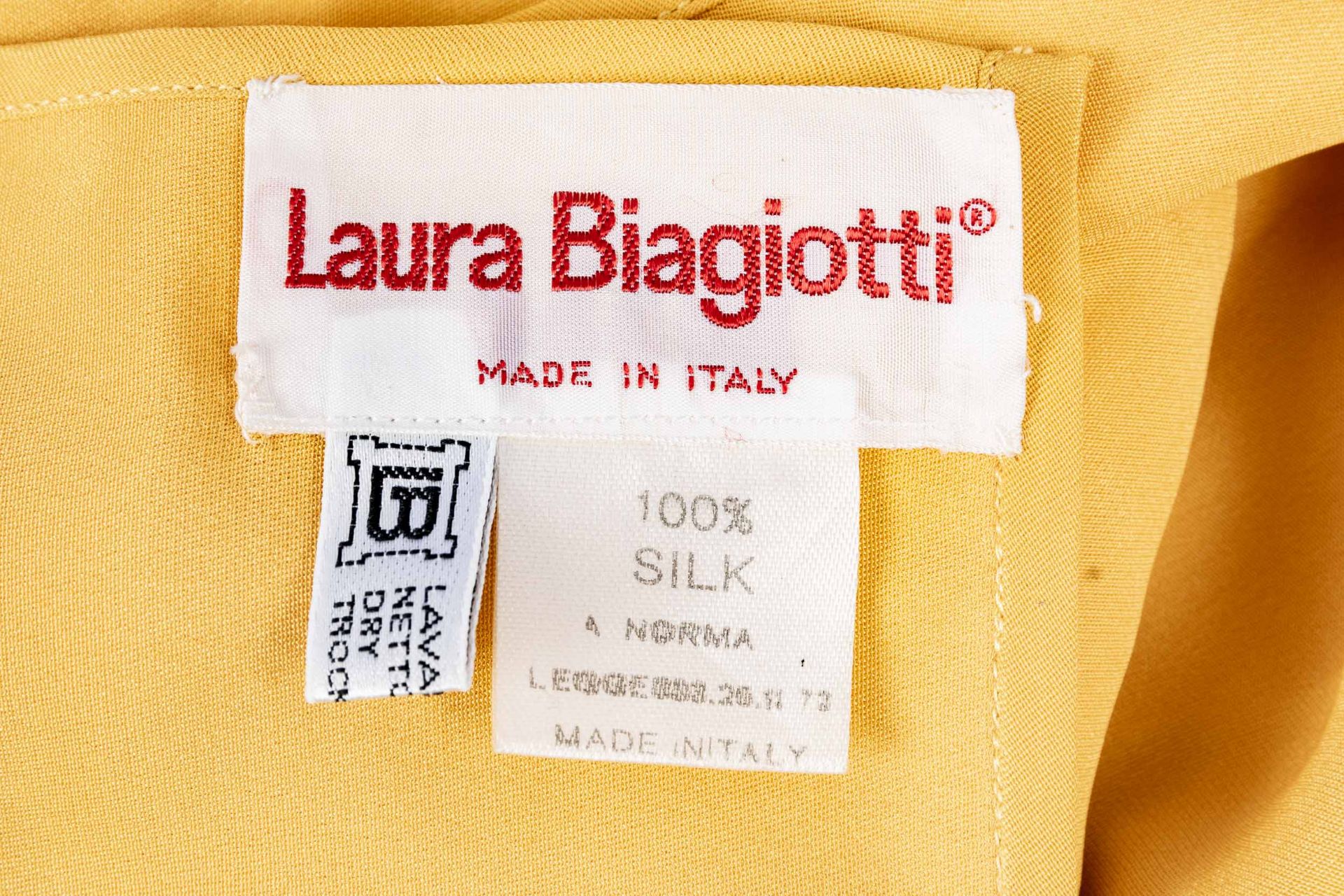 Sehr großes, gold-gelbes Tuch aus dem Hause Laura Biagotti, 100% Seide, ca. 140 x 140 cm; sehr schö - Bild 2 aus 3