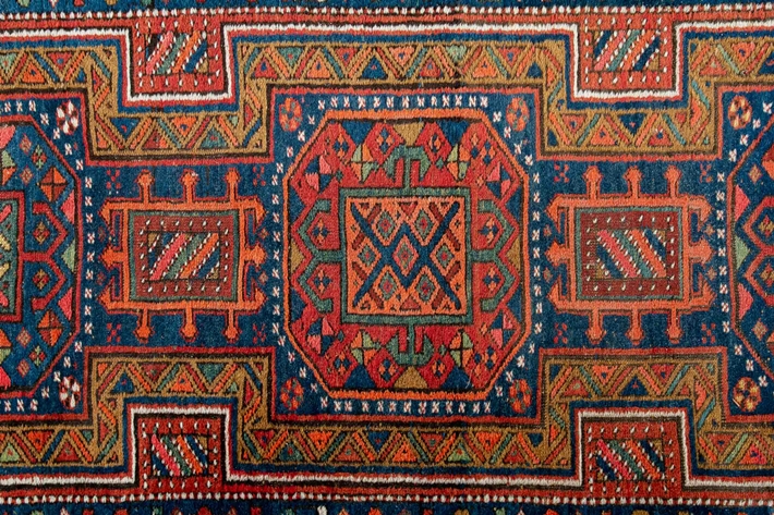 Ältere kaukasische Teppichgalerie, ca. 102 x 434 cm. Geometrische Motivik, wohl 2. Drittel 20. Jhdt - Bild 2 aus 9