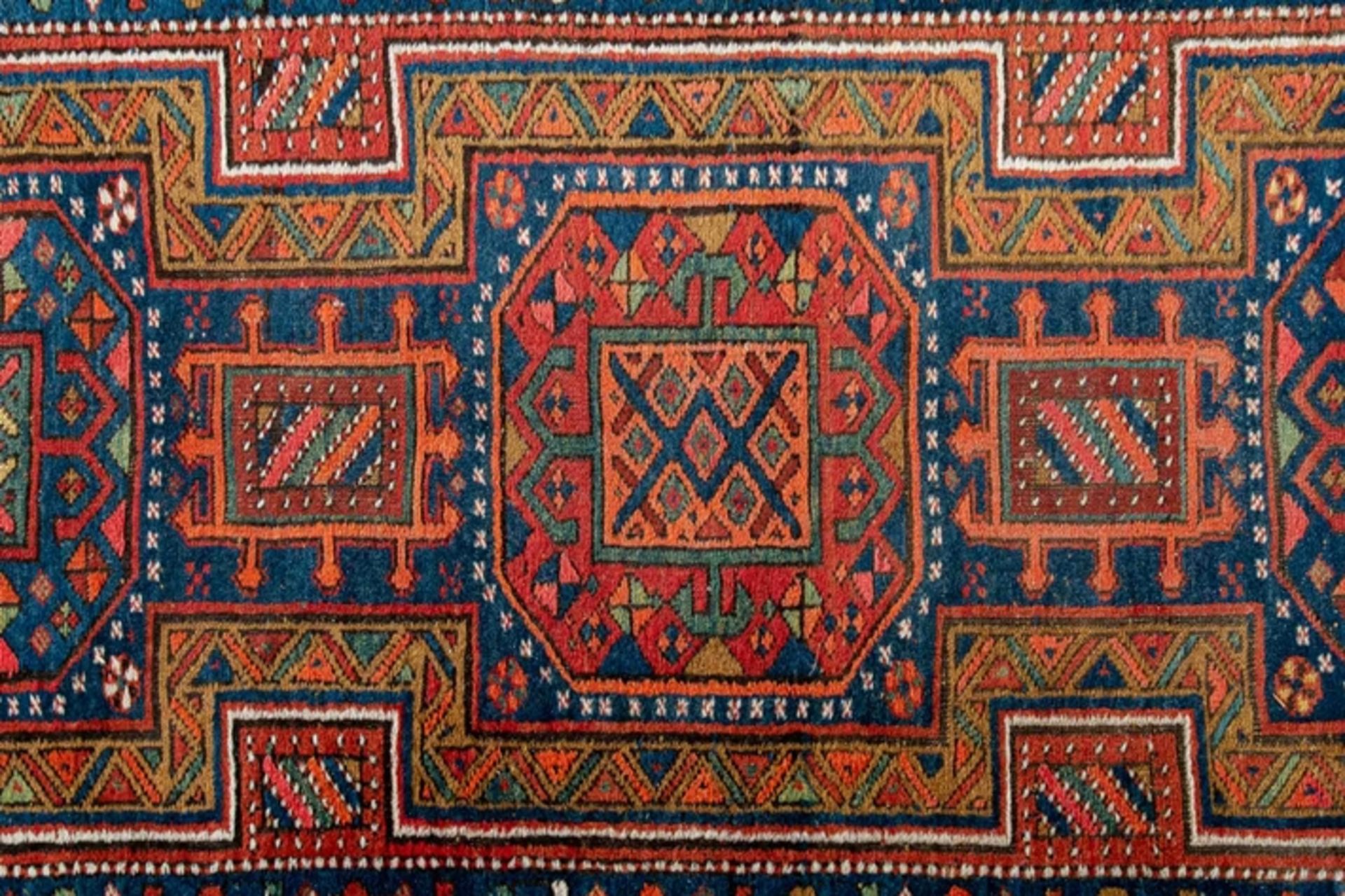 Ältere kaukasische Teppichgalerie, ca. 102 x 434 cm. Geometrische Motivik, wohl 2. Drittel 20. Jhdt - Image 2 of 9
