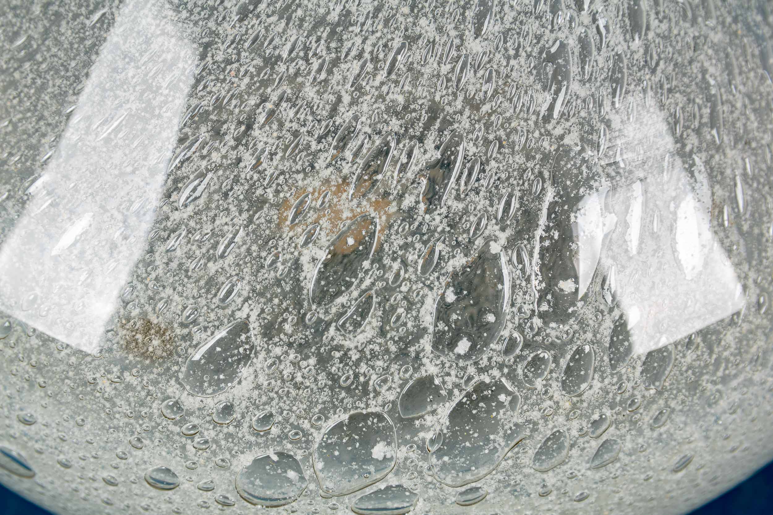 Schwere bauchige Blumenvase/Tischvase, dickwandiges, milchiges Glas mit unzähligen Luftblaseneinsch - Bild 5 aus 6