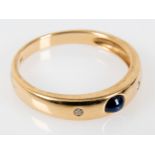 Zeitloser 14 ct Gelbgold-Bandring, mittig mit bläulichem Saphircabochon besetzt & seitlich von 2 kl