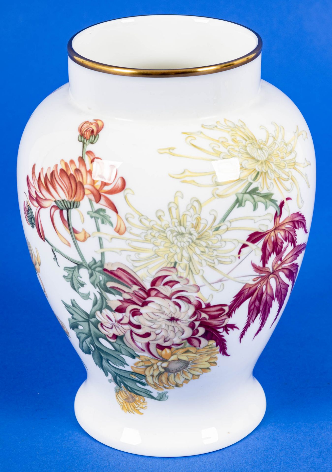 Gebauchte Blumenvase, Wedgewood, Bone-China, Höhe ca. 21 cm, polychrom lithografierte Floraldekore,