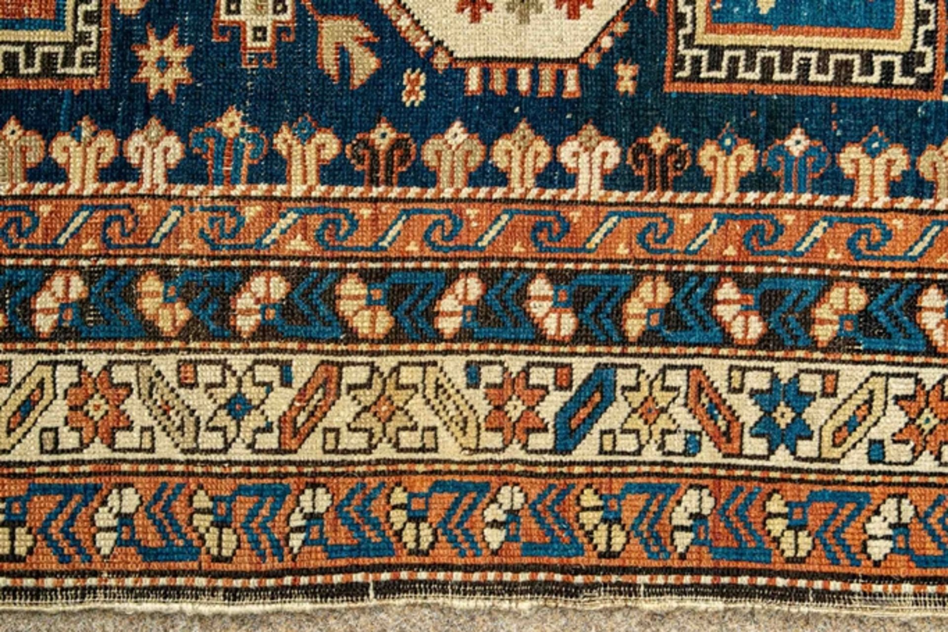 Ältere kaukasische Teppichbrücke, blaugrundiger Fond, abstrakte Motivik, partiell stärker abgelaufe - Bild 3 aus 8