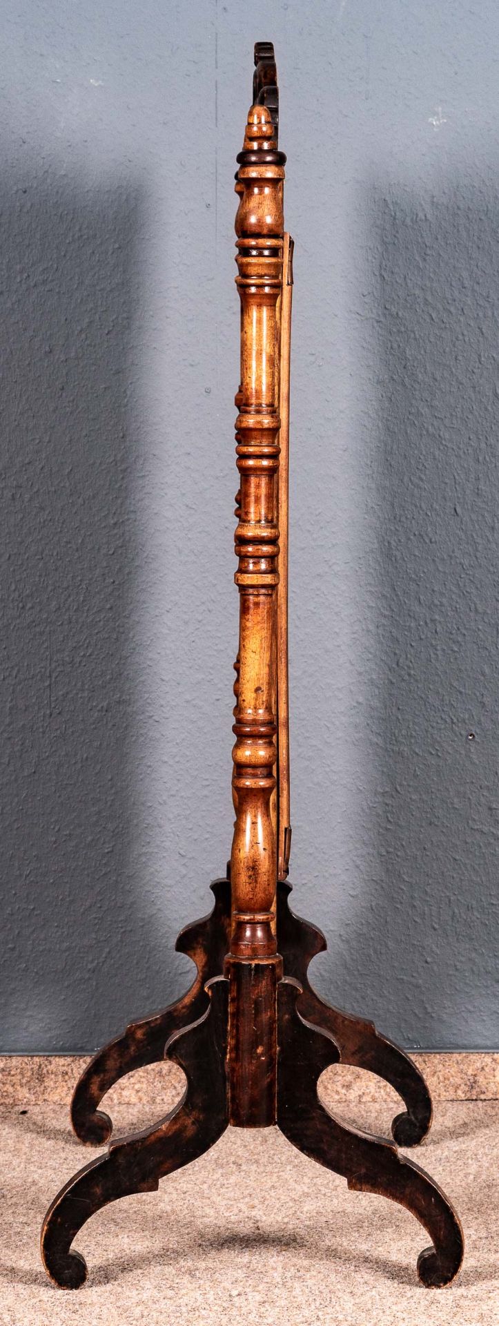 Antiker Ofenschirm, deutsch Mitte 19. Jhdt., Nussbaum massiv & furniert, aufwändig gedrechselte, au - Bild 6 aus 7