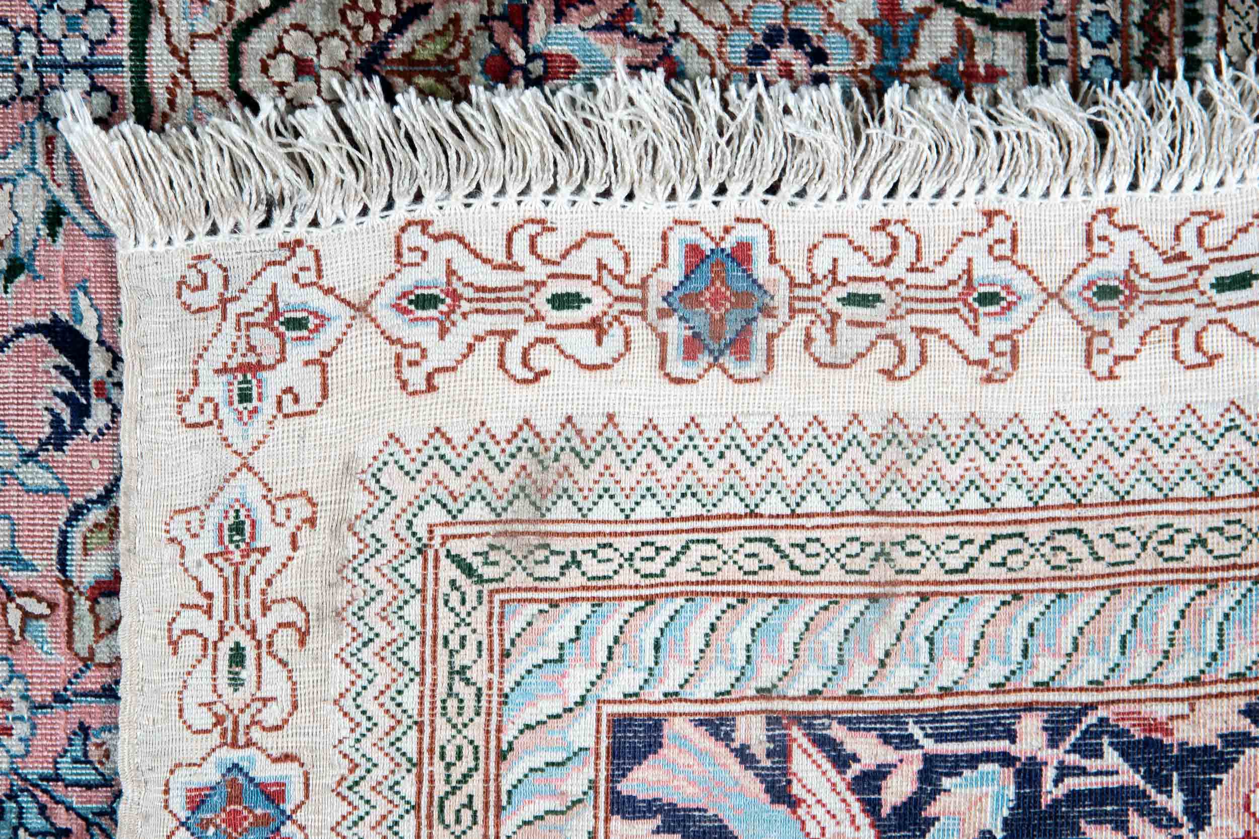 Feine ältere, wohl türkische Teppich-Seidenbrücke, zartrosa Fond, von unzähligen Blüten- und Blätte - Bild 4 aus 5