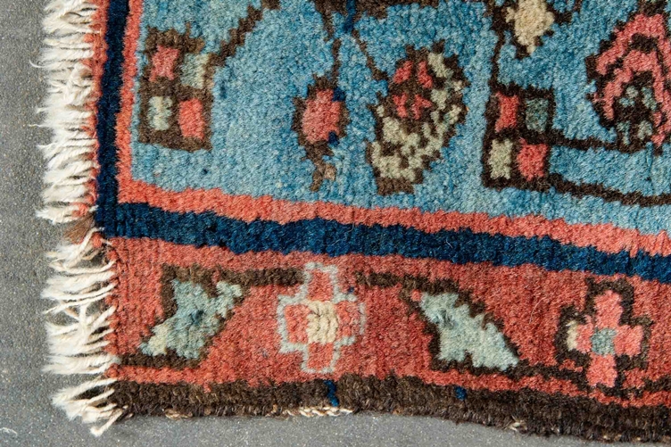 Antike Teppichbrücke, indigoblauer Fond mit floraler Motivik, auf einer Stirnseite unvollständige B - Bild 6 aus 7