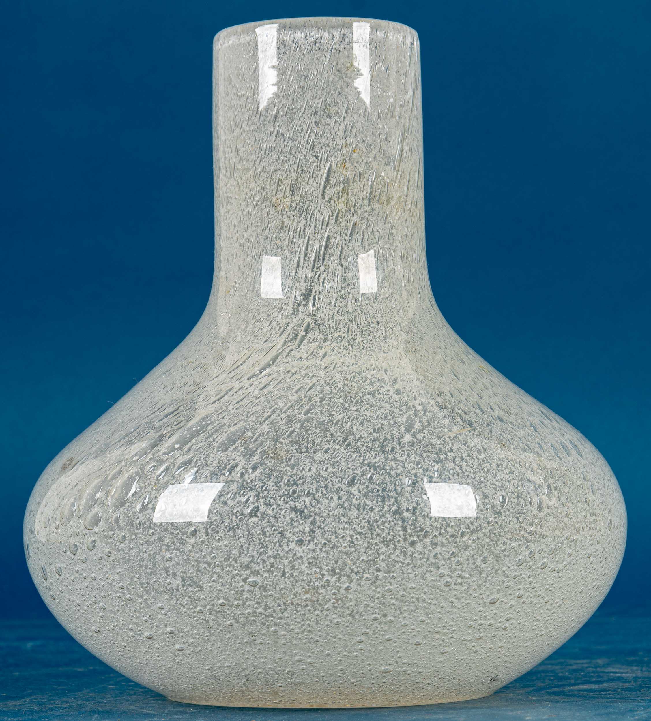 Schwere bauchige Blumenvase/Tischvase, dickwandiges, milchiges Glas mit unzähligen Luftblaseneinsch - Bild 2 aus 6