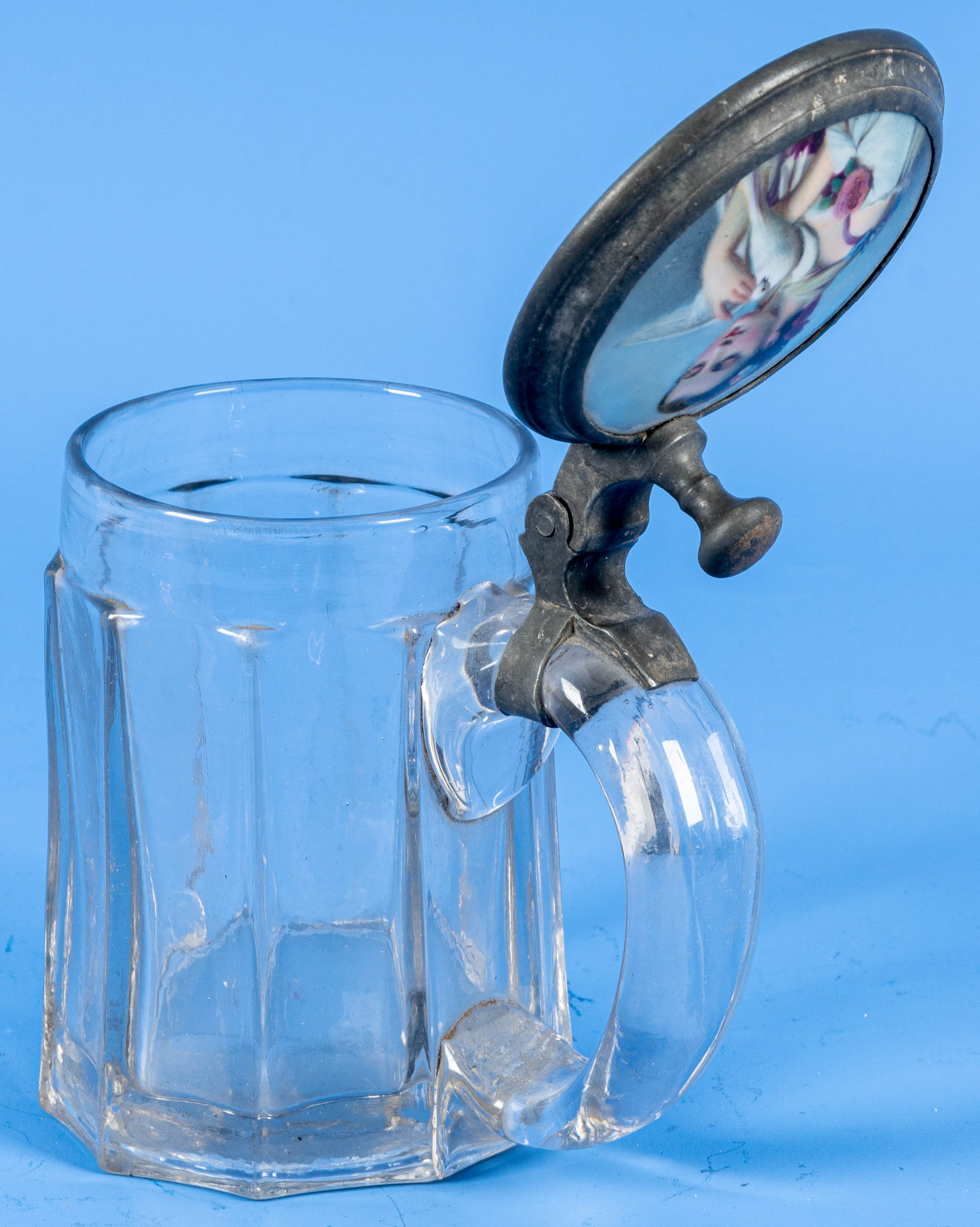 Antiker Bierhumpen, schweres, farbloses Klarglas mit zinnmontiertem Porzellandeckel, dieser mit fei - Bild 7 aus 7