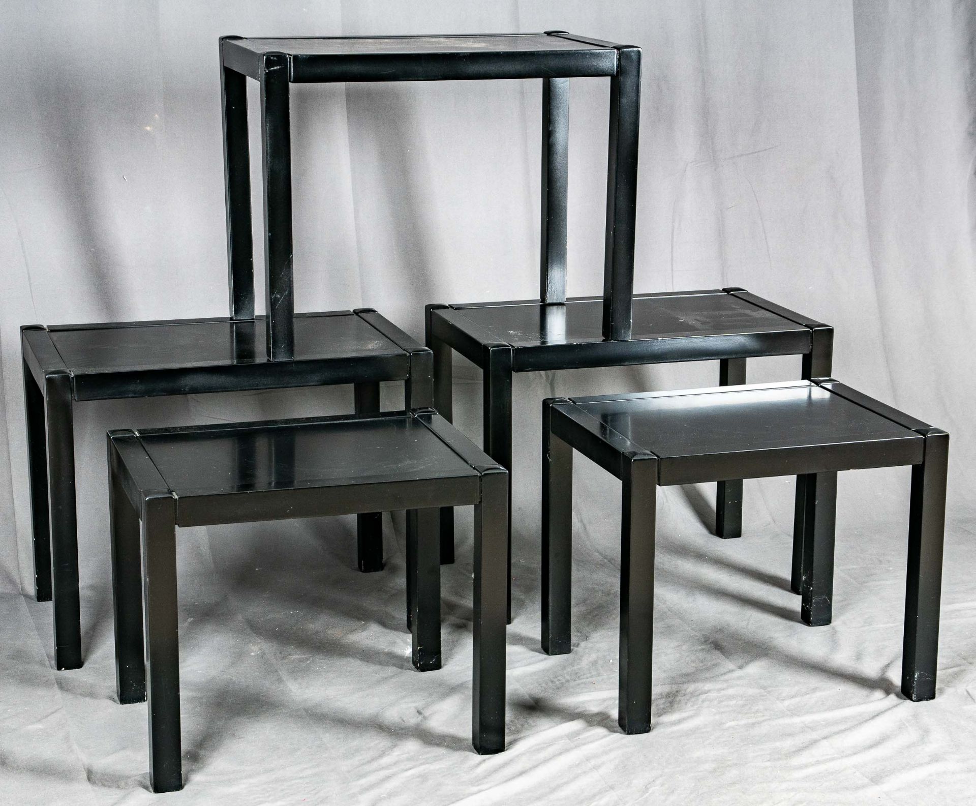 5 Beistelltische in 2 Größen, rechteckig, schwarz lackiertes Holz mit eingesetzter Tischplatte, des - Image 2 of 4