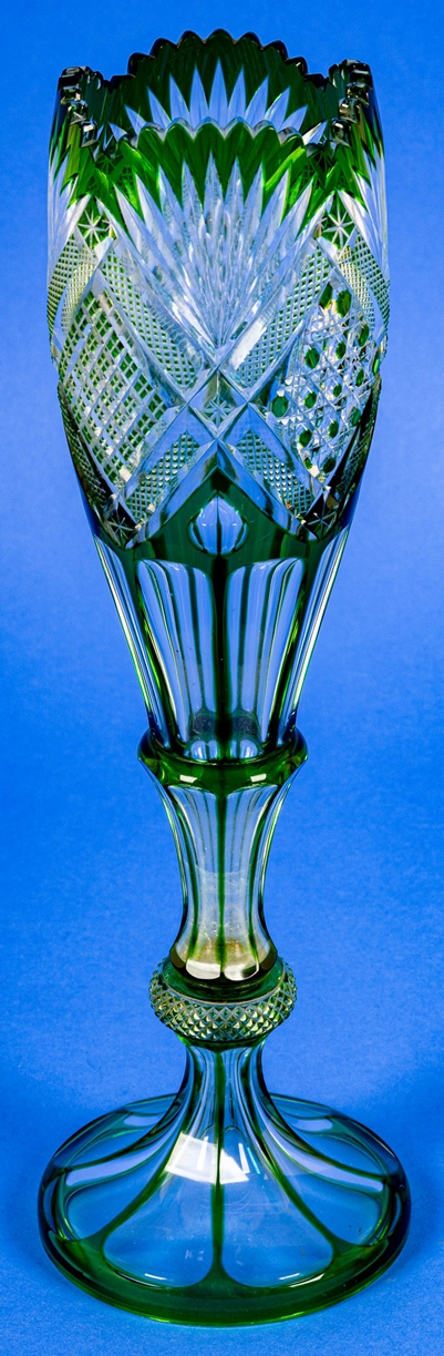 Prächtige blütenkelchförmige, hohe, schlanke, smaragdgrün überfangene Kristallglasvase mit äußerst  - Bild 5 aus 7