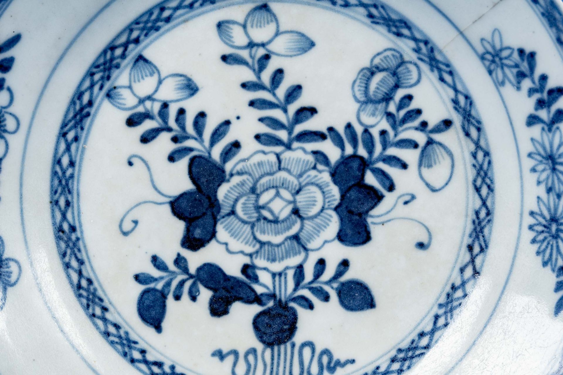 3 teiliges Konvolut verschiedener alter, antiker Porzellanteller, blau-weiß glasiert, verschiedene - Image 2 of 13