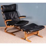 Relax-Sessel mit Armlehnen aus geformtem Buchenholz mit passendem Fußhocker; schwarze Lederauflagen