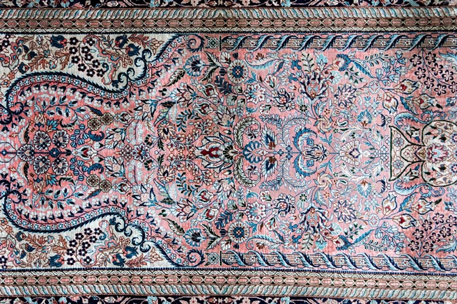 Feine ältere, wohl türkische Teppich-Seidenbrücke, zartrosa Fond, von unzähligen Blüten- und Blätte - Bild 2 aus 5