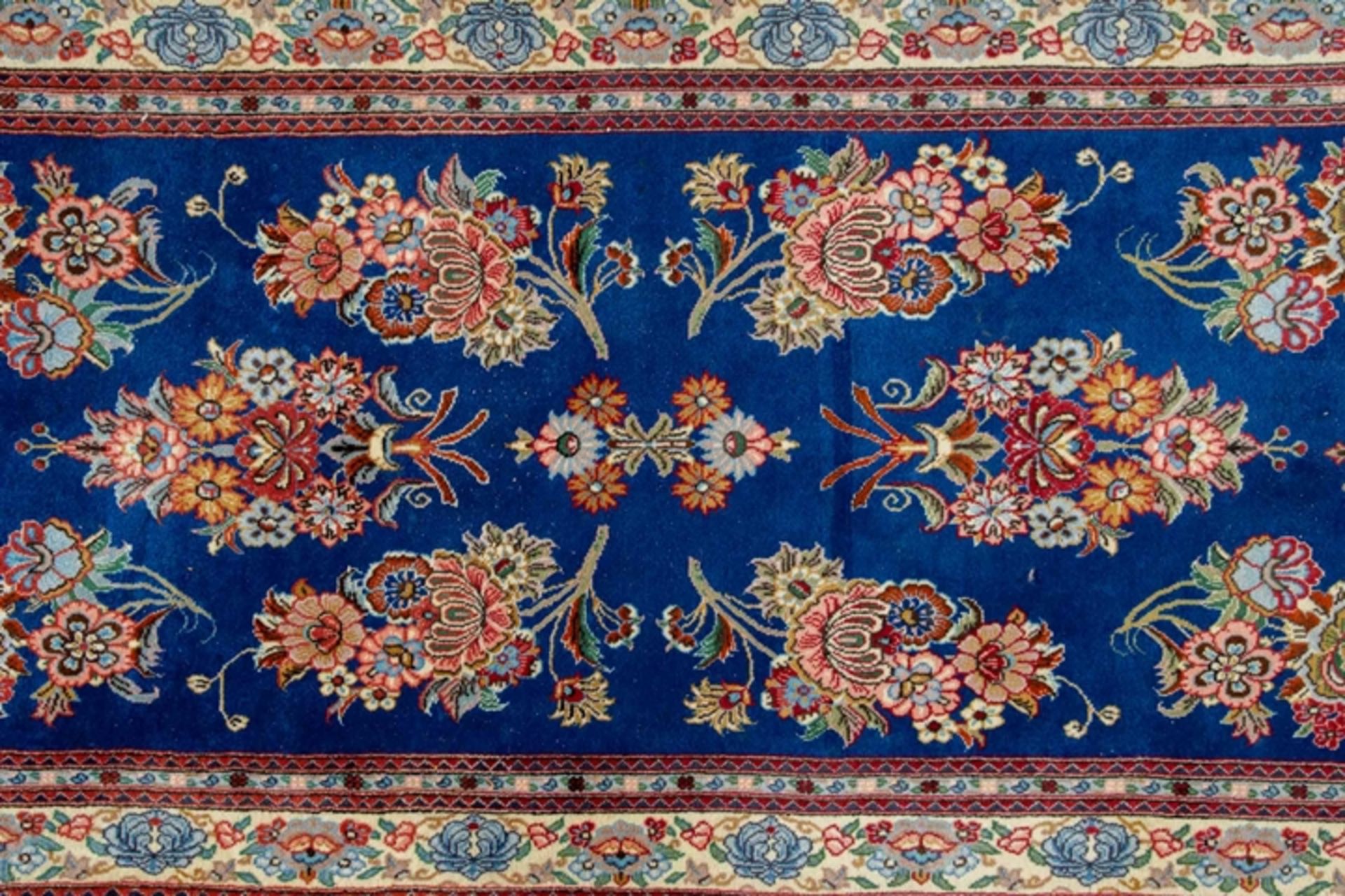 Blaugrundige Teppichgalerie, ca. 66 x 388 cm, schöne Farbigkeit, guter gebrauchter Erhalt. 20./21. - Image 2 of 7
