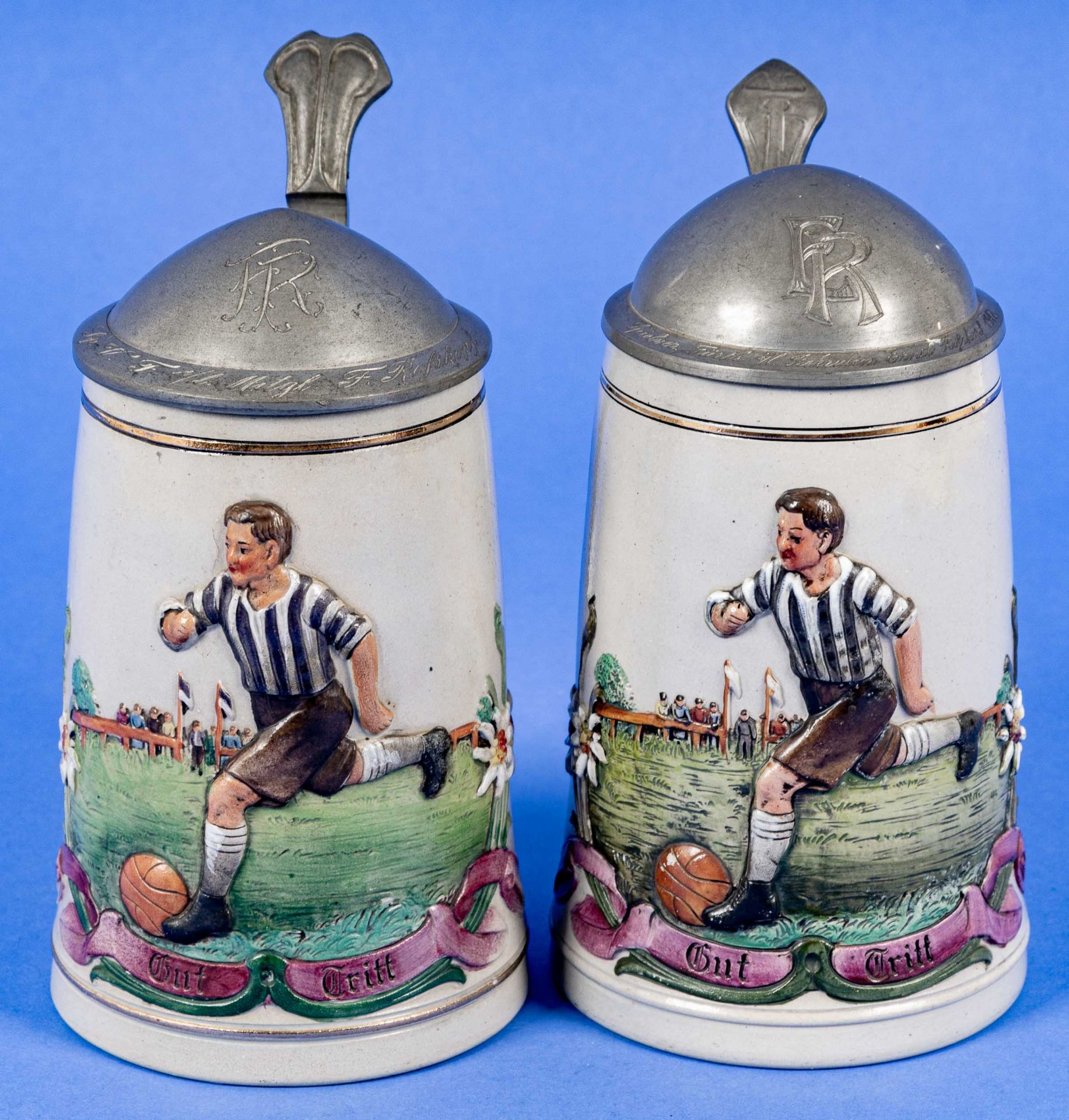 "Gut Tritt", Paar seltener Fußball-Bierkrüge, 1 x am Deckel dat. 1912, graues Steinzeug mit teils p - Image 2 of 18