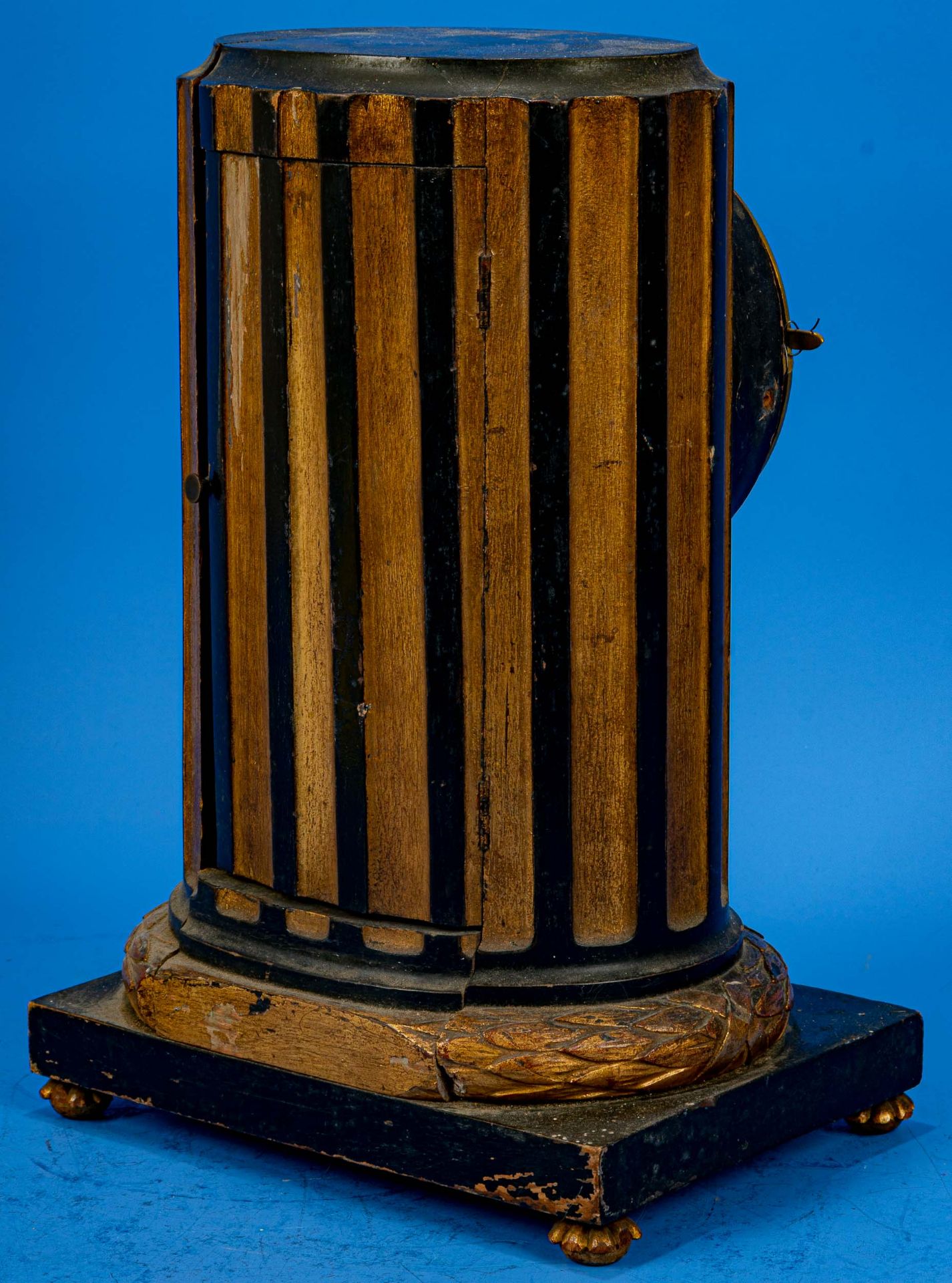 Antike Säulenuhr, frühes 19. Jhdt, schwarz - gold staffiertes, teilweise beschnitztes, massives Hol - Image 6 of 9