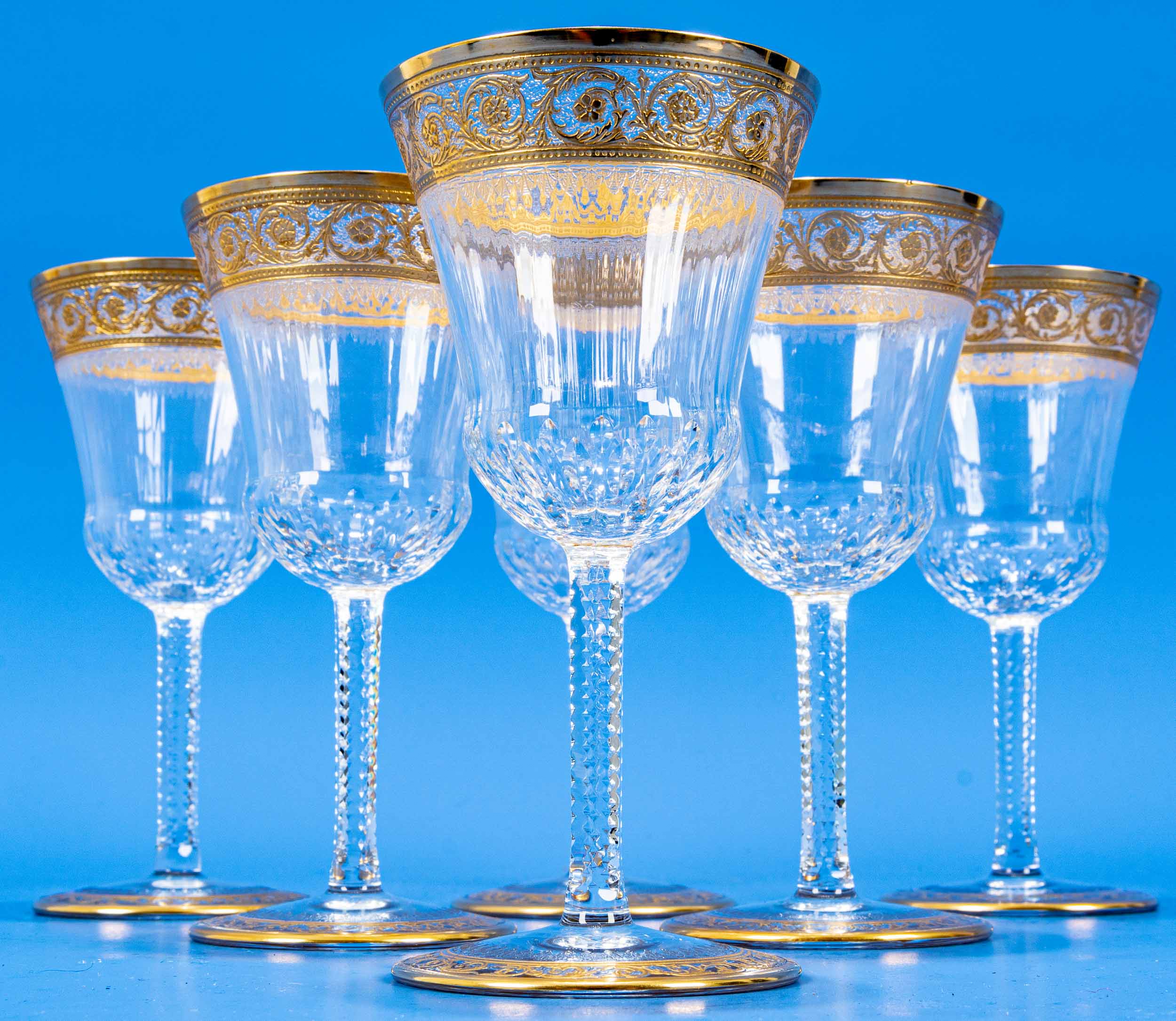 Folge von 6 edlen Weingläsern, schweres farbloses Kristallglas mit aufwändigen Gold- & Schliffdekor