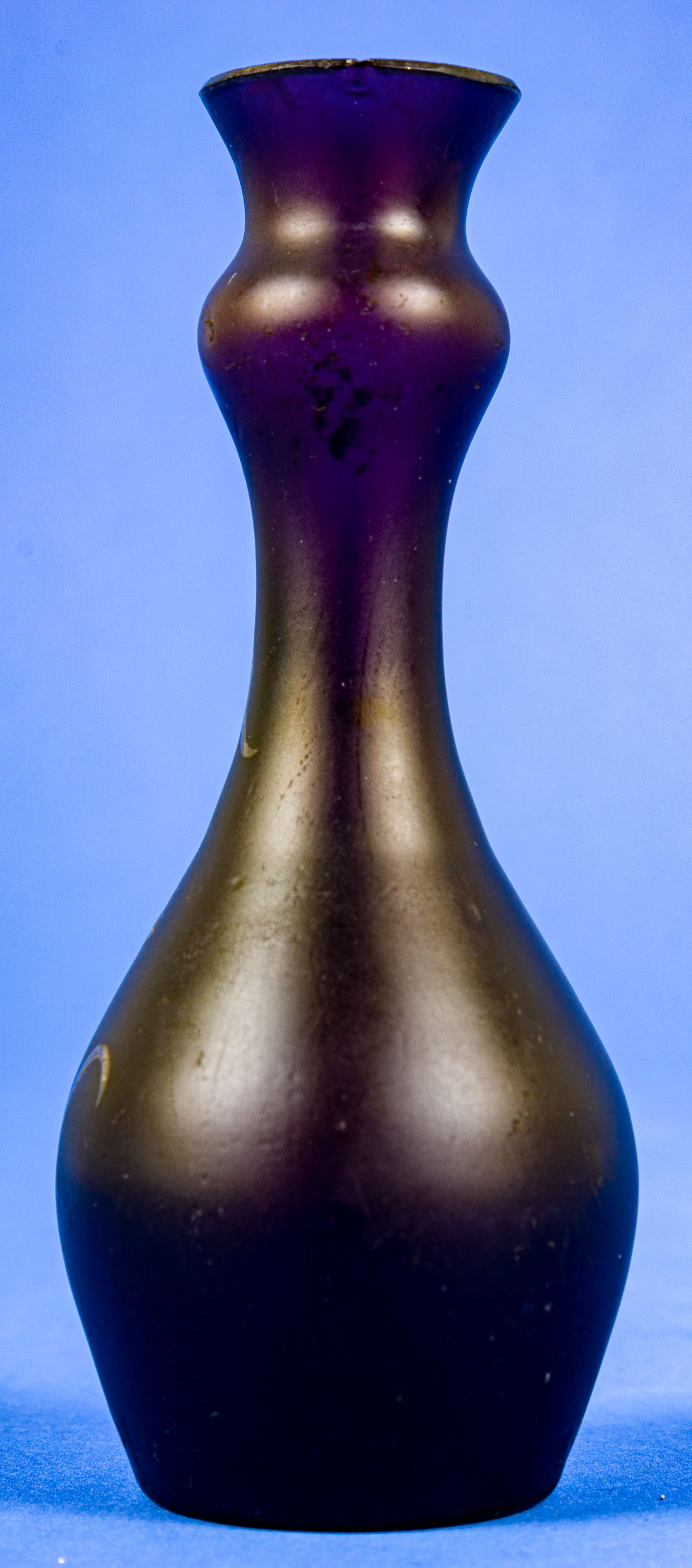 Feine kleine Tischvase, keulenförmiger, violetter Glaskorpus mit floralem Silver - Overlay - Dekor, - Bild 7 aus 7