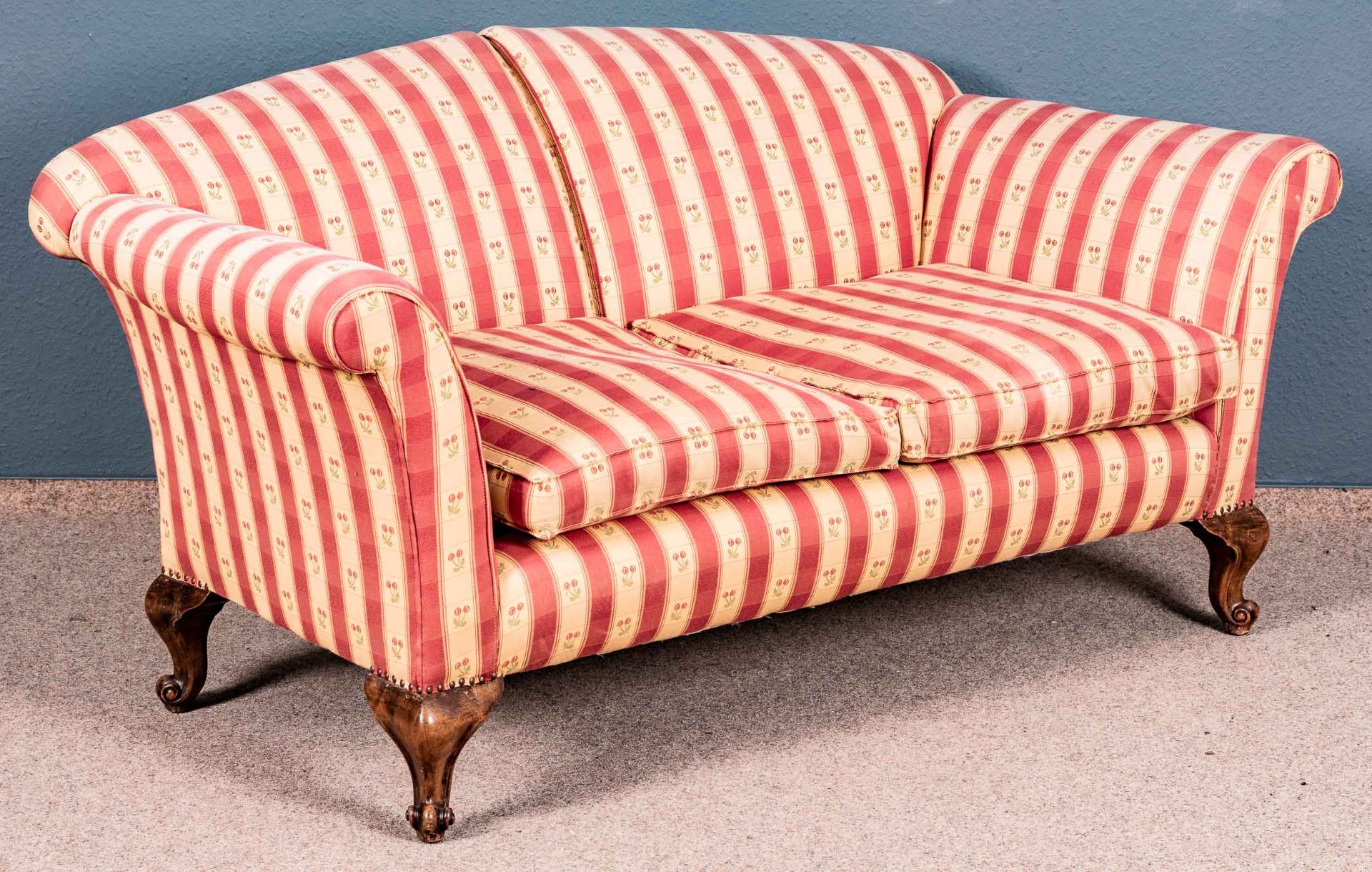 Englisches Sofa/Couch; freistehend gearbeitetes, 2sitziges Sofa mit gebogenen Lehnen, losen Sitzkis - Bild 2 aus 3