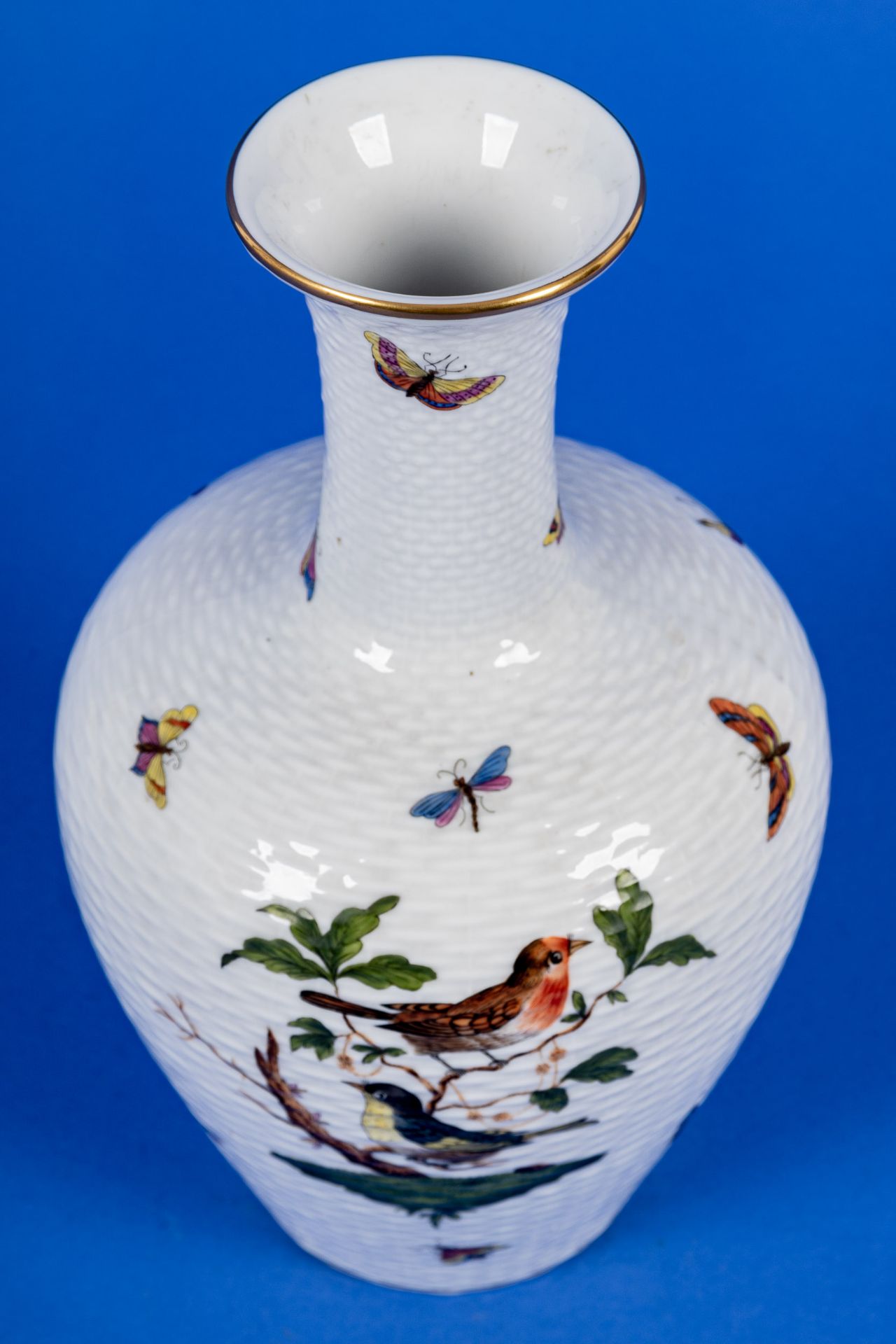 HEREND Porzellanvase von 1940, Weißporzellan mit polychromem, handgemaltem Vogel-, Ast- & Insektend - Bild 3 aus 8