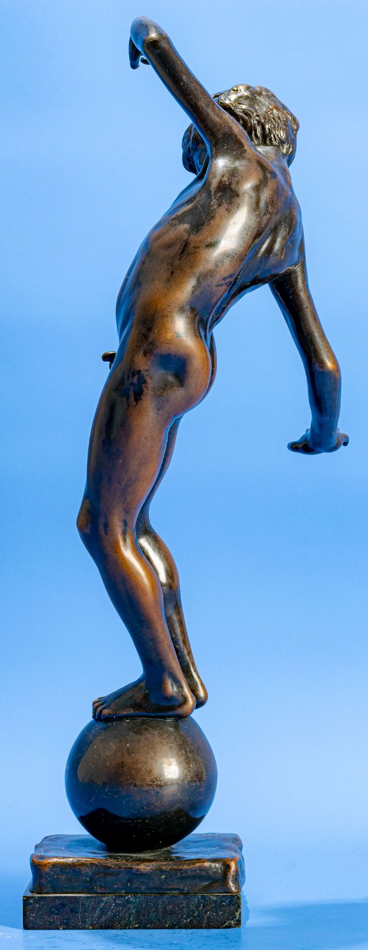 "Balancierender Knabe". Dunkelbraun patinierte Bronze eines auf einer Kugel/einem Ball balancierend - Image 9 of 21
