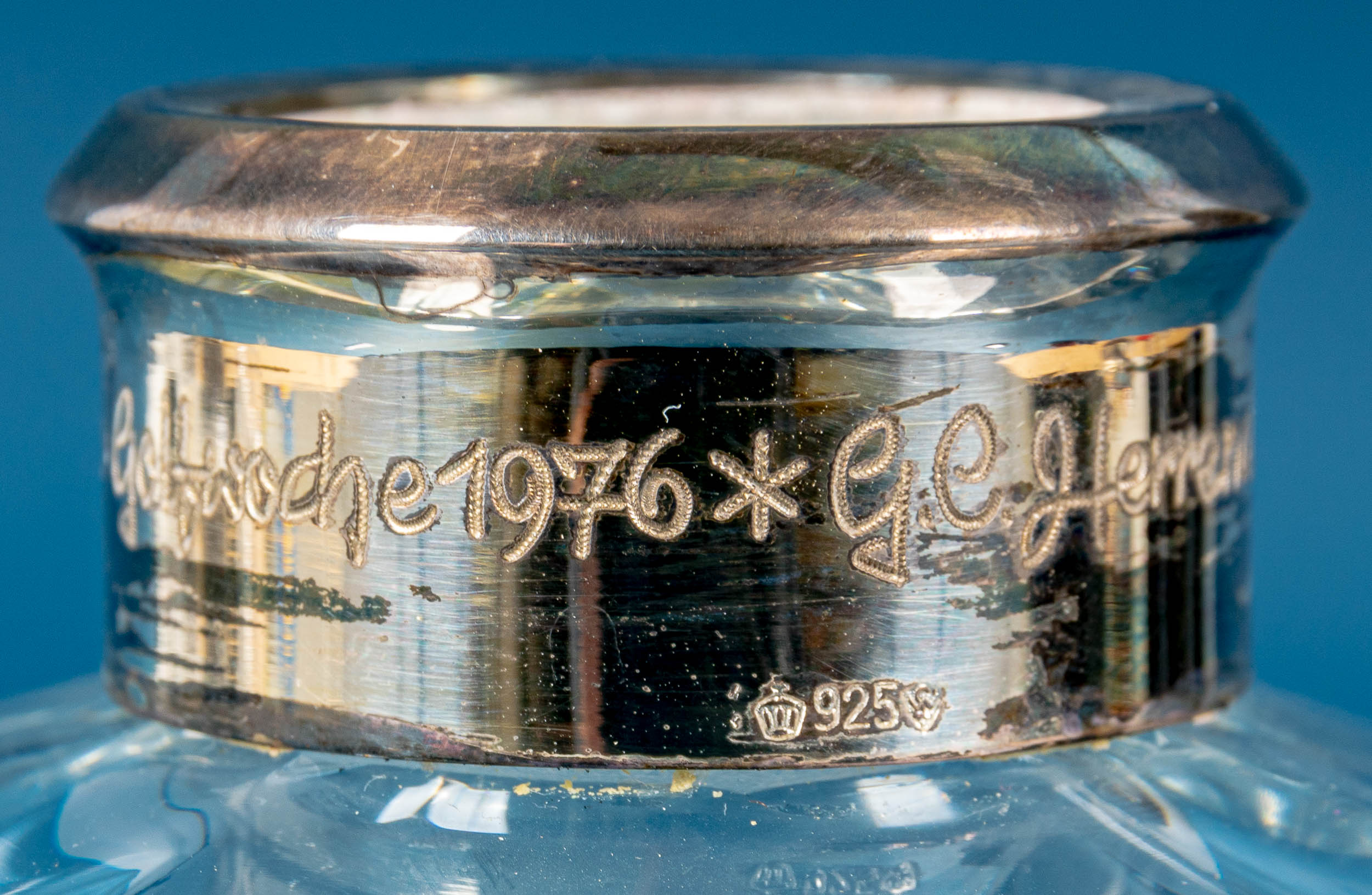 Schwere farblose Kristallglas-Karaffe mit Stöpsel, Höhe ca. 21,5 cm, gravierte 925er Sterlingsilber - Bild 11 aus 13