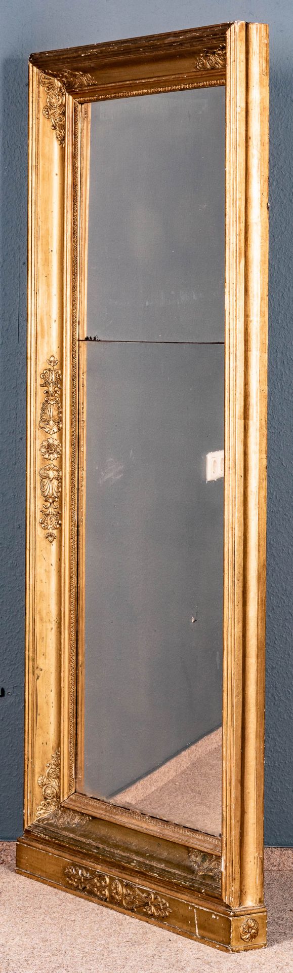 Großer Standspiegel. Empire/Klassizismus um 1800. Holz vergoldet, originales zweigeteiltes Spiegelg - Bild 6 aus 8