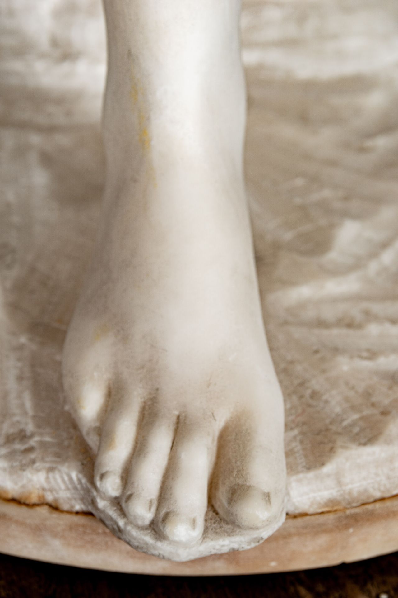 "Der Dornenzieher", große Alabaster-Figur, unsignierte, akademische Arbeit um 1900, Höhe ca. 43 cm, - Bild 10 aus 12