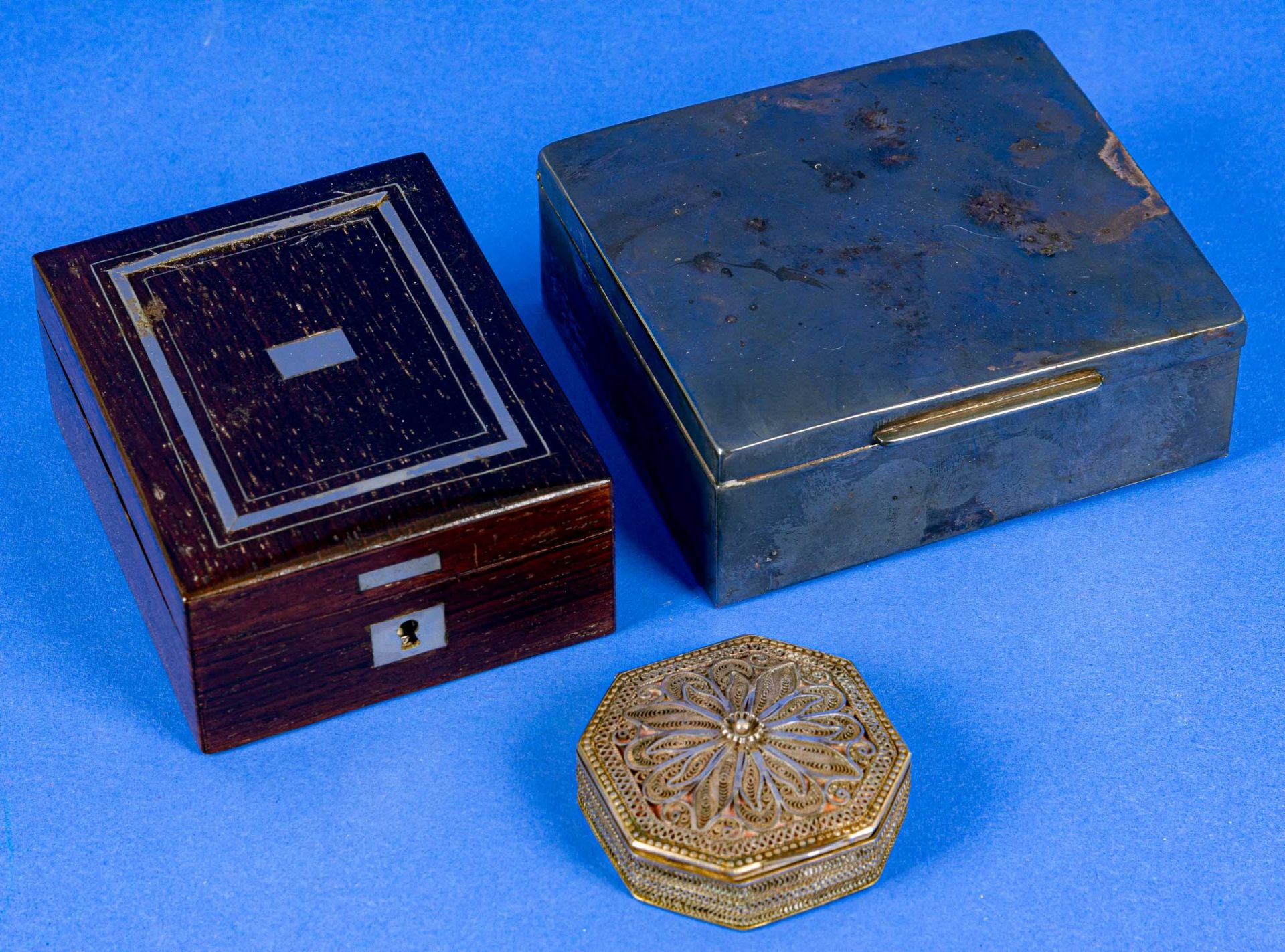 3 versch. Deckeldosen, 1 x Silberdraht, uneindeutig punziert, Durchmesser ca. 5,2 cm, 1 x versilber