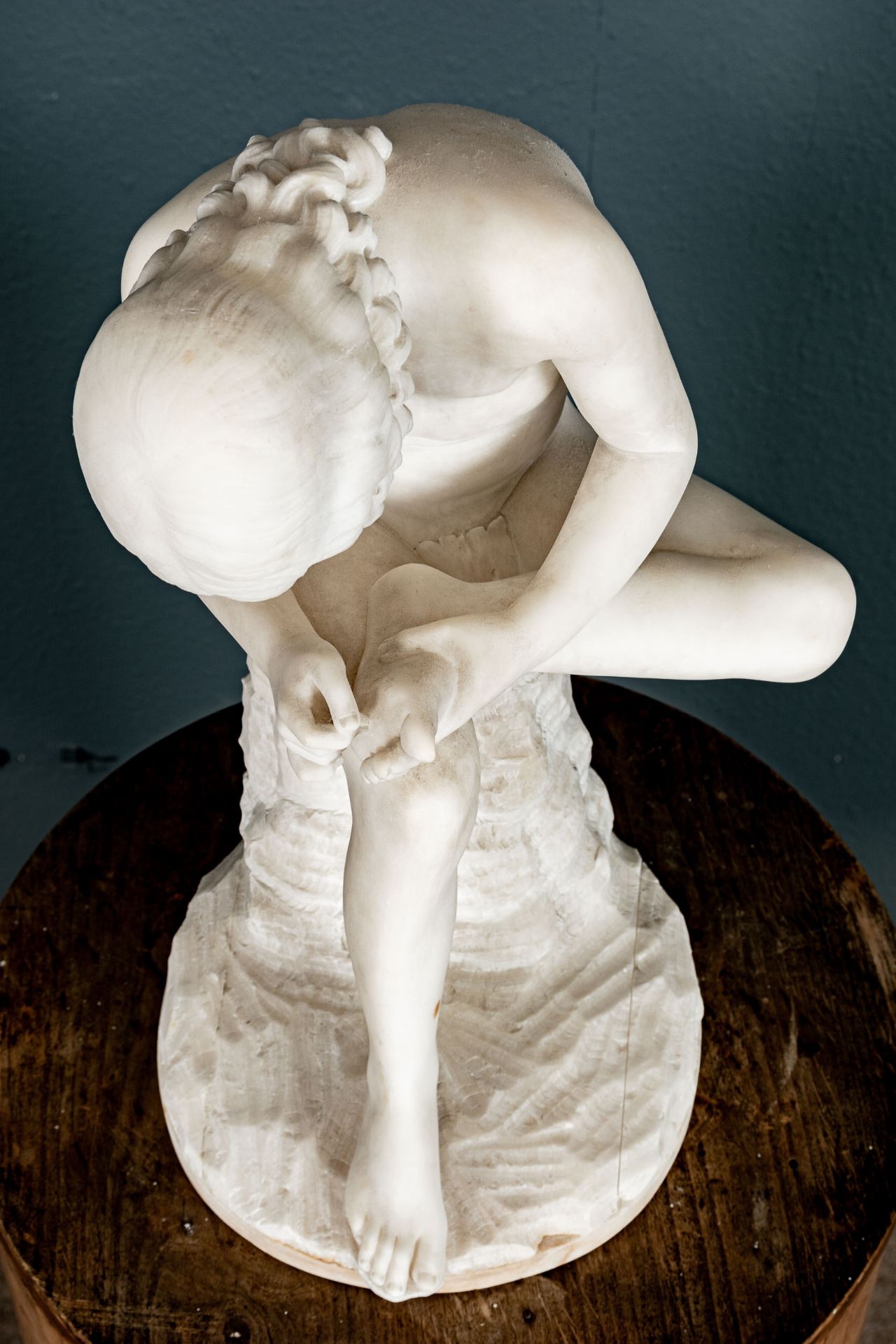 "Der Dornenzieher", große Alabaster-Figur, unsignierte, akademische Arbeit um 1900, Höhe ca. 43 cm, - Bild 7 aus 12