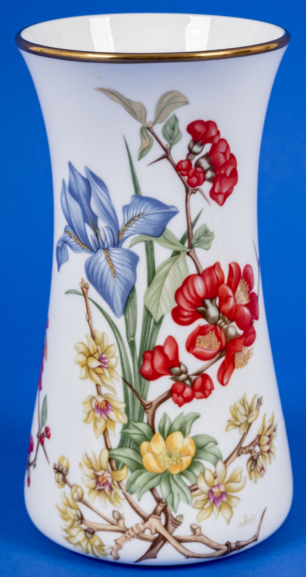 Keulenförmige Blumenvase, Wedgewood, Bone-China, Höhe ca. 22 cm, polychrom lithografierte Floraldek