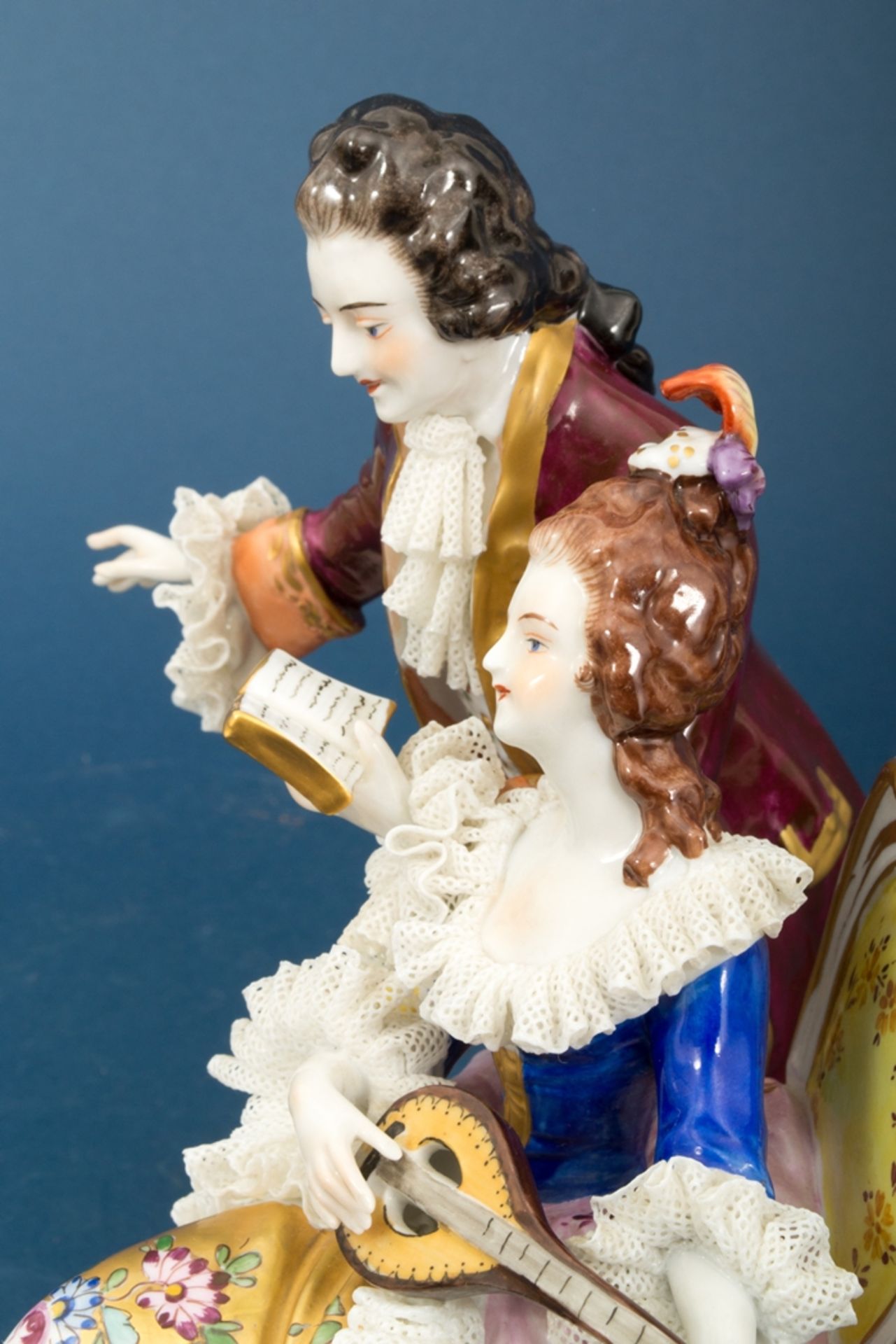 "Galantes Paar beim Musizieren". Aufwändig, detailverliebt polychrom staffiertes Weißporzellan, rei - Image 14 of 14