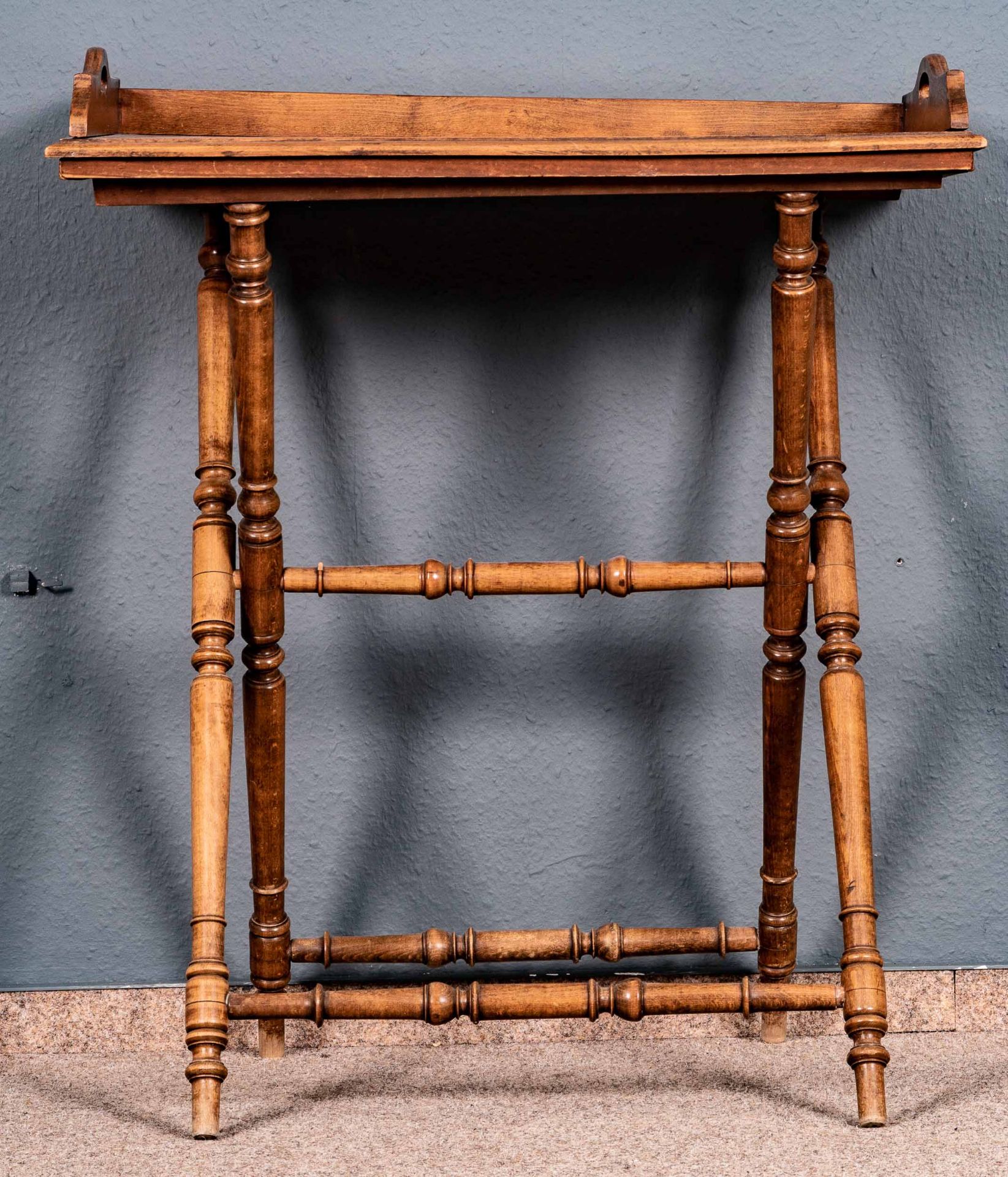 Antiker Tablett-Tisch, Historismus um 1900, nussbaumfarben gebeizte Buche, klappbares Tischgestell  - Bild 4 aus 7
