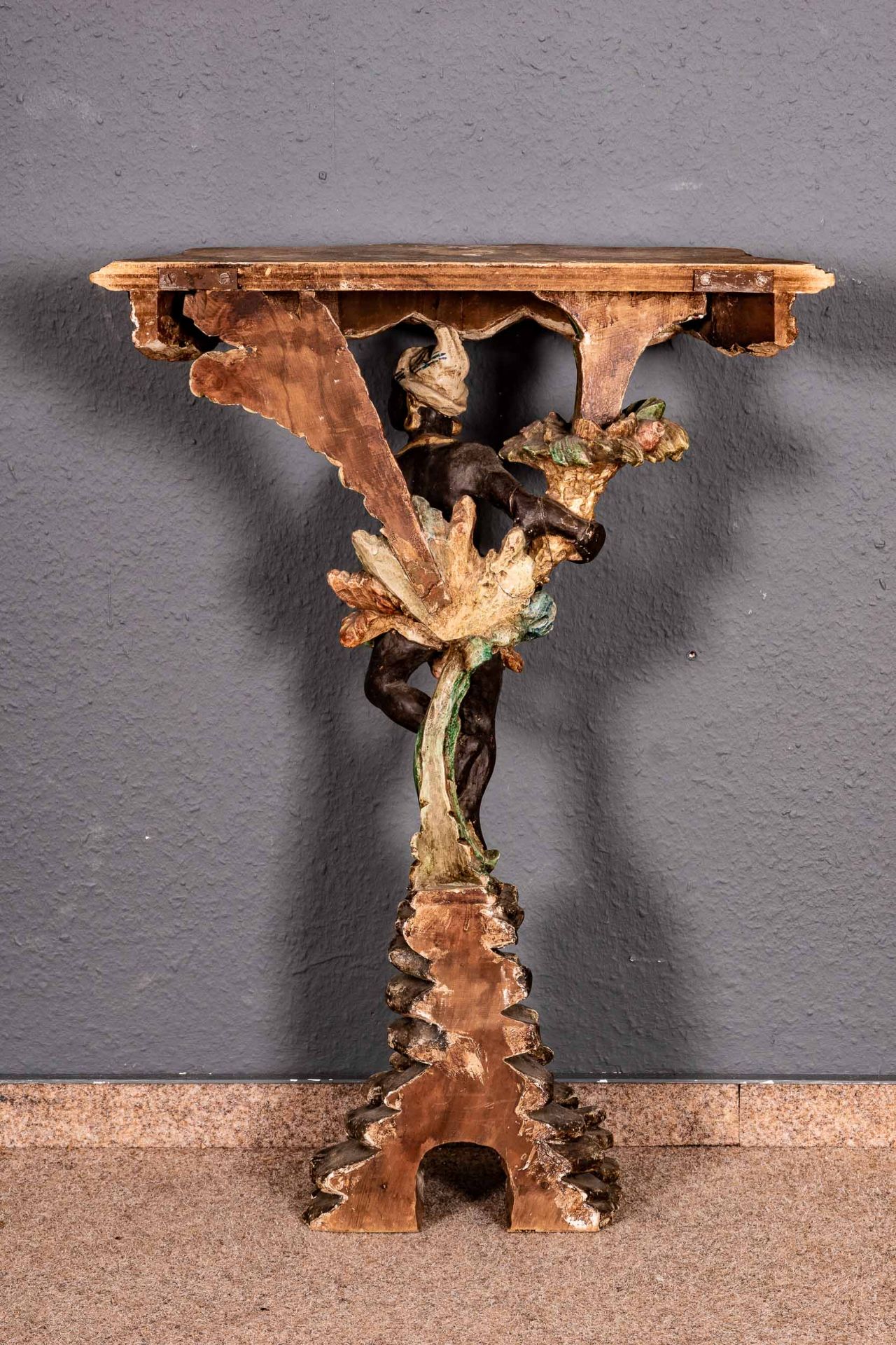 Figürlicher Konsoltisch, Holz polychrom gefasst, geschnitzt. Zierliches Kleinmöbel in unrestauriert - Bild 7 aus 7