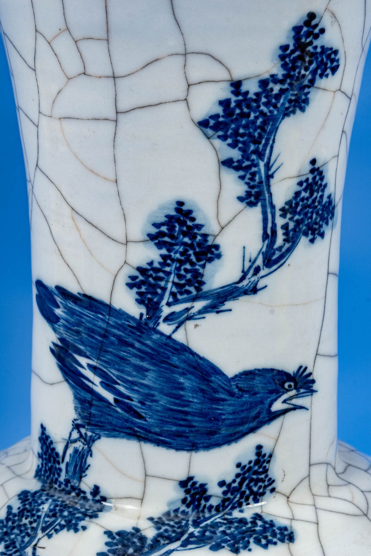 Bauchige Tischvase. Dickwandiges Porzellan mit auffälliger "Krakelee-Glasur", frontaler "Vögel auf  - Bild 3 aus 8