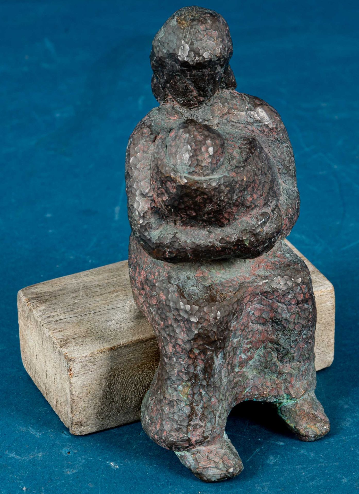 "Mutter und Kind in inniger Umarmung" auf Hartholz sitzend. Polychrom patinierte Bronze in Hammersc