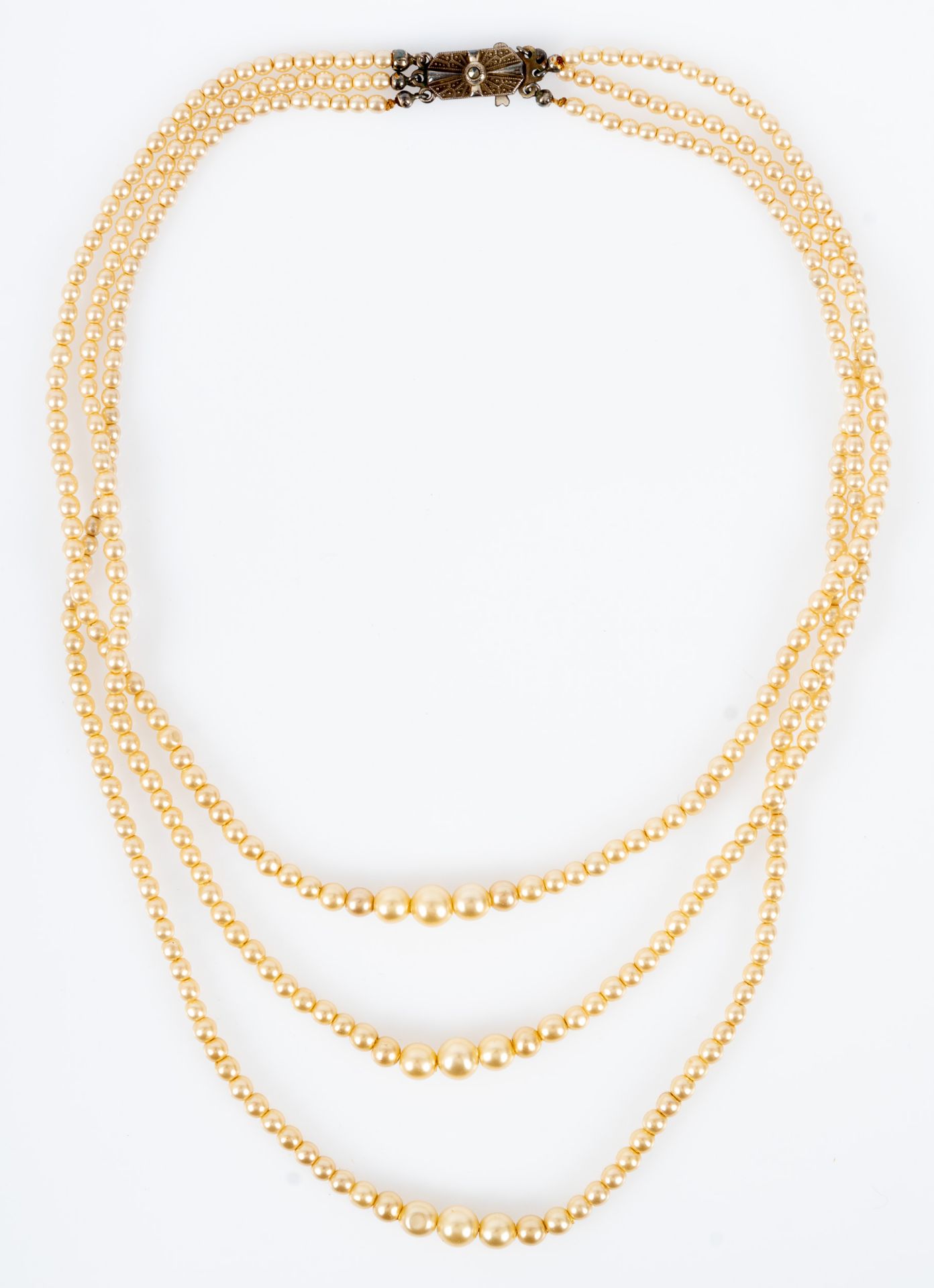 3reihiges, antikes Perlencollier/3reihige Perlenkette um 1900/20, im Verlauf größer/kleiner werdend