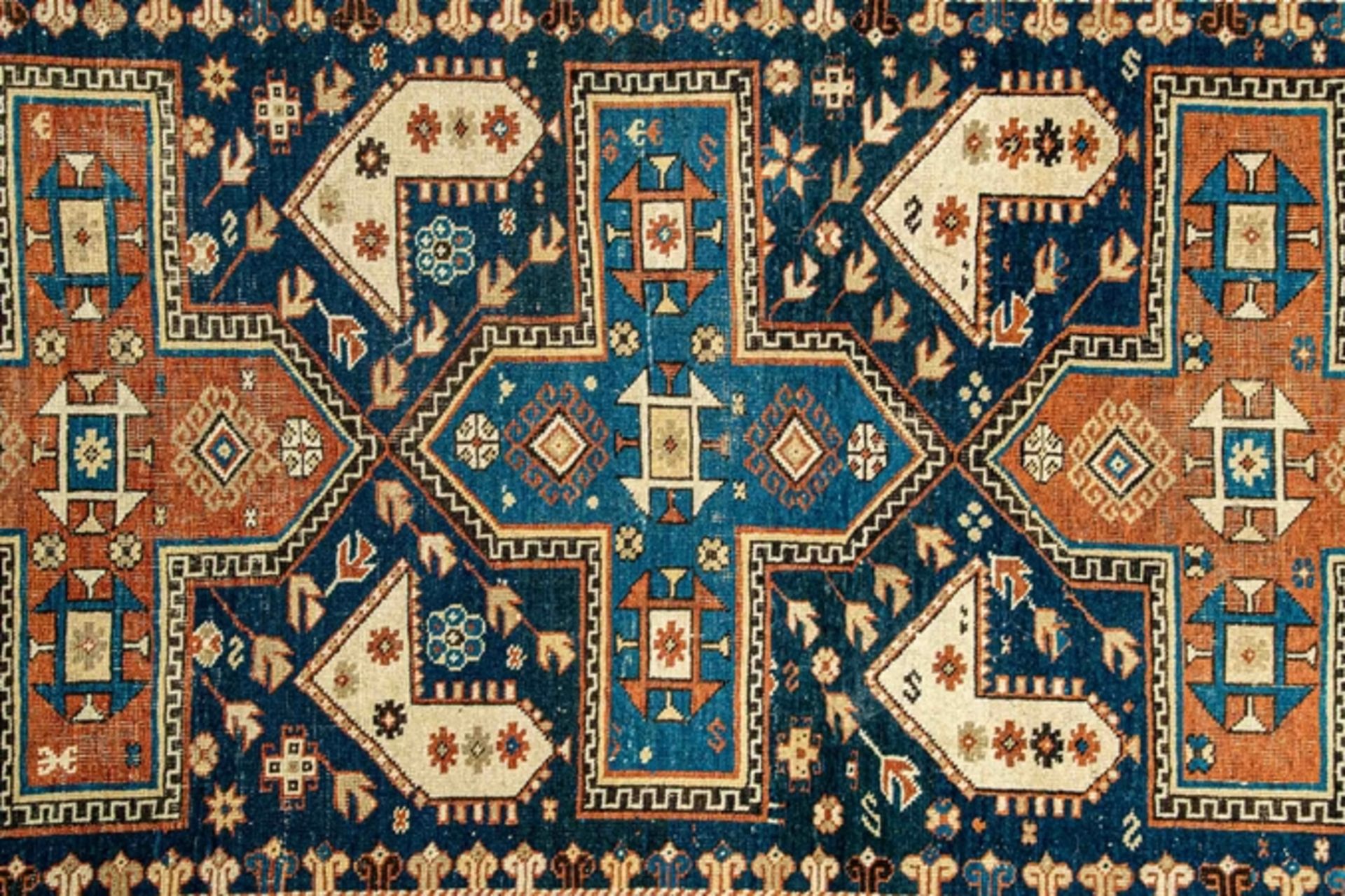 Ältere kaukasische Teppichbrücke, blaugrundiger Fond, abstrakte Motivik, partiell stärker abgelaufe - Bild 2 aus 8