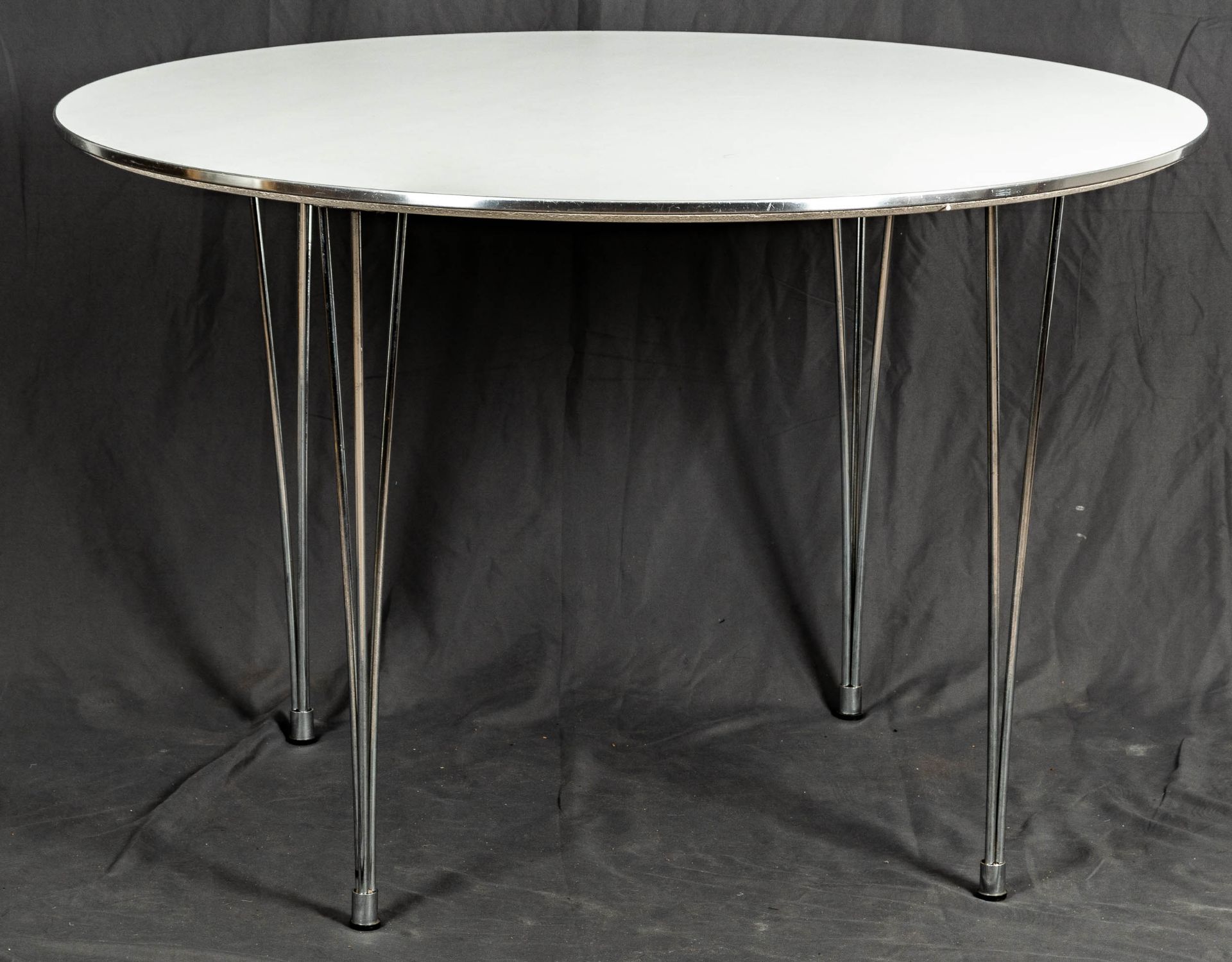 Runder Esstisch, Tischplatte unterhalb bezeichnet "Ansager Möbler A/S Tisch-Nr. 08318888, made in D