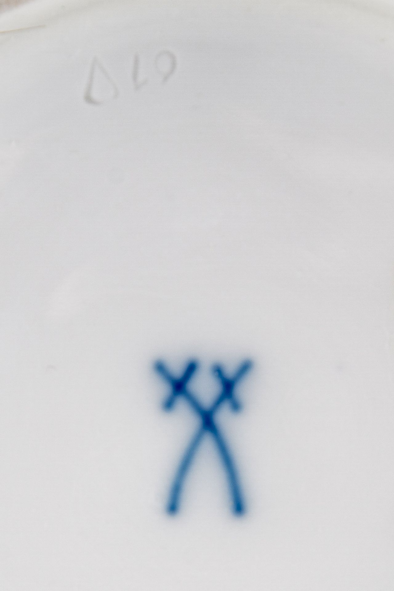 Tischvase, Meißen, Schwertermarke, 1. Wahl, sächs. Weißporzellan mit polychromem Rosendekor & dezen - Image 4 of 4