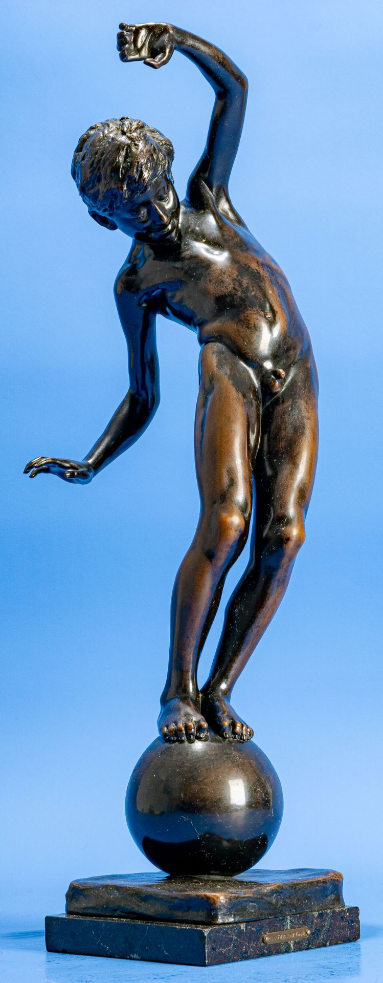"Balancierender Knabe". Dunkelbraun patinierte Bronze eines auf einer Kugel/einem Ball balancierend - Image 2 of 21