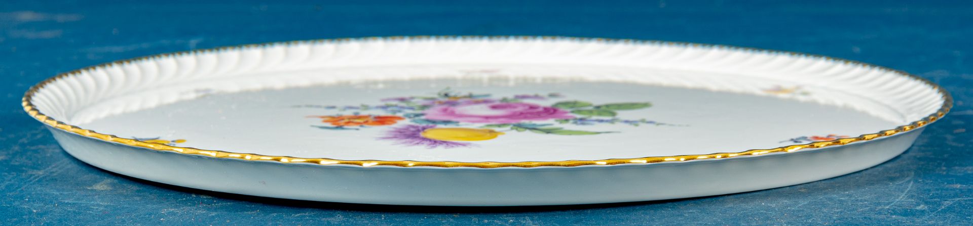 Große runde Tortenplatte, Nymphenburger Weißporzellan mit polychromem Blütendekor und Goldrand. Dur - Bild 3 aus 7