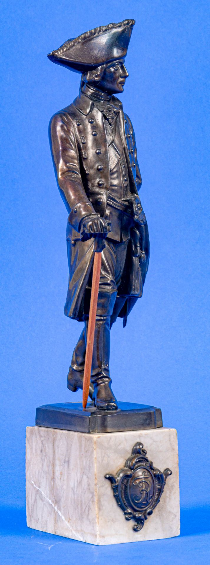 "Der alte Fritz", bronzierter Metallguss mit hölzernem Spazierstock, auf quaderförmigem Natursteins - Bild 9 aus 15