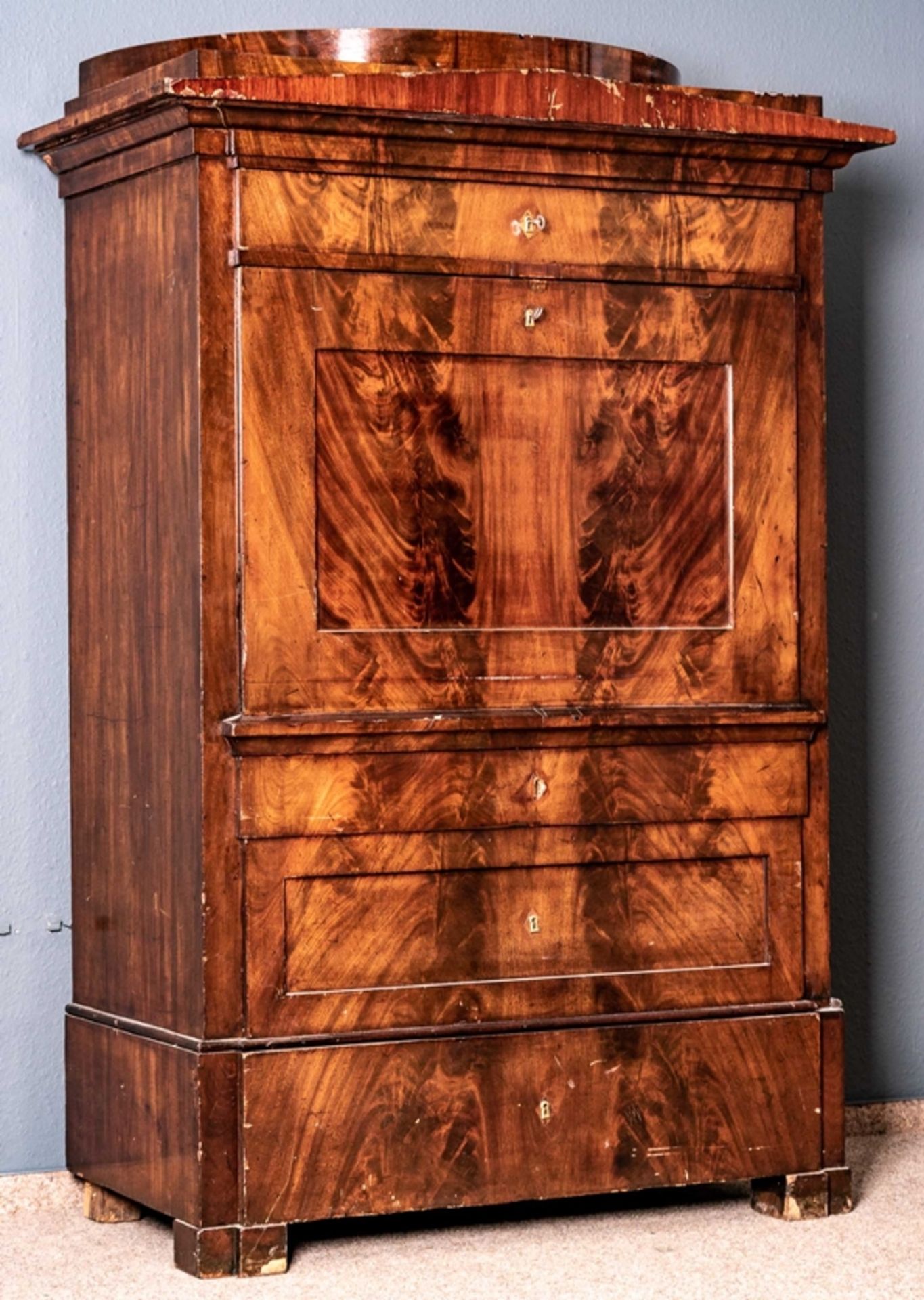 Eleganter Standsekretär. Biedermeier deutsch um 1820/30. Mahagoni massiv & furniert, oberer halbrun - Bild 2 aus 22