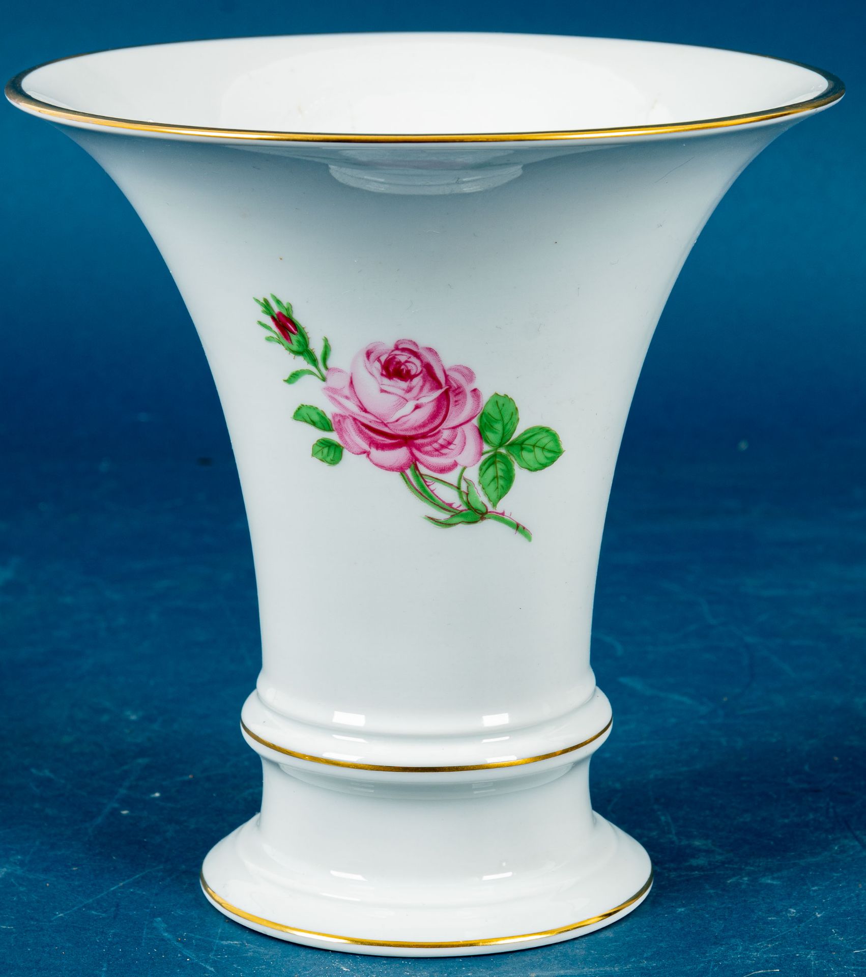Große Pokalvase, Fürstenberg Weißporzellan mit polychromem Rosendekor. Sehr schöner, unbeschädigter - Bild 5 aus 9