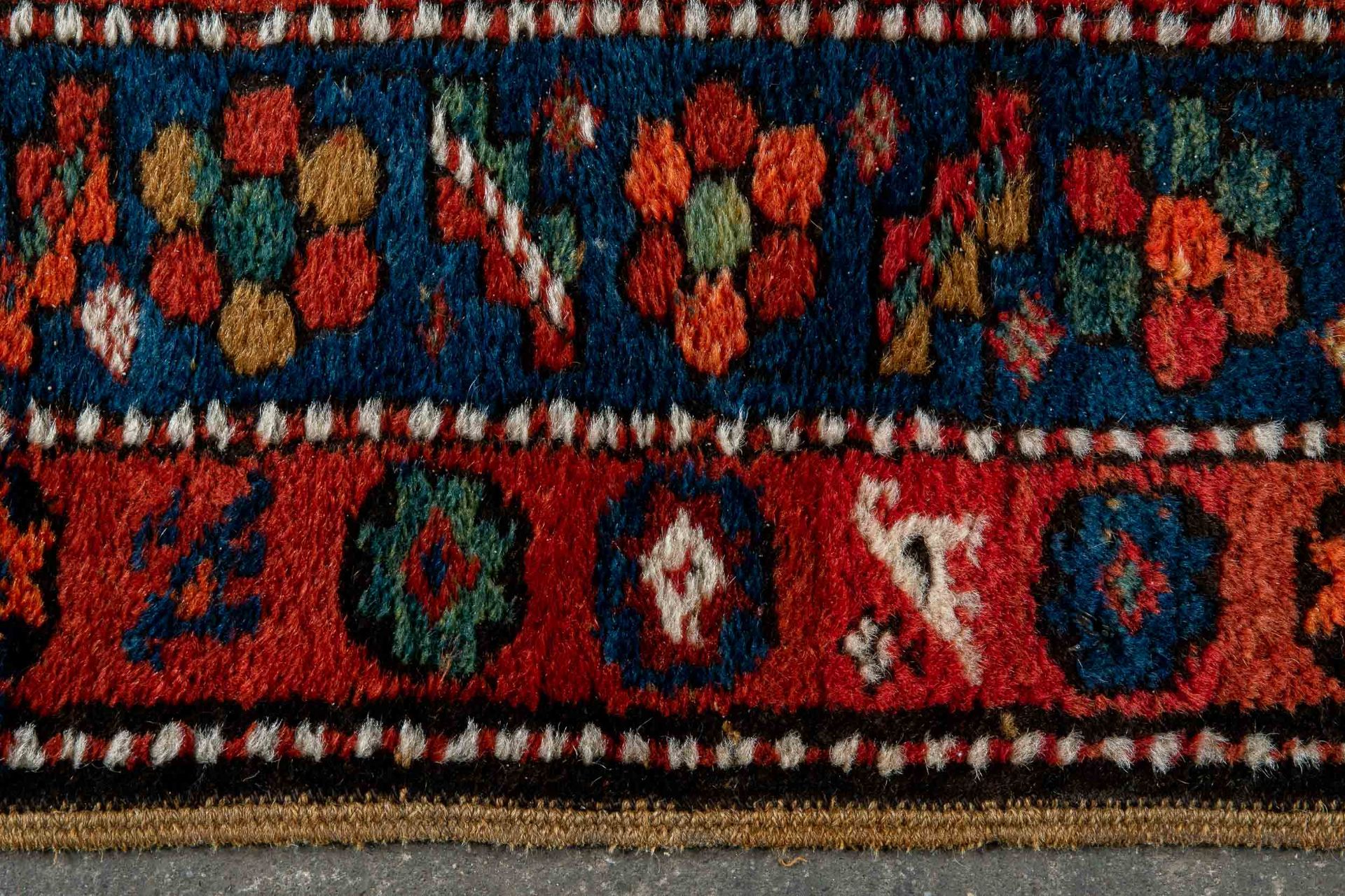 Ältere kaukasische Teppichgalerie, ca. 102 x 434 cm. Geometrische Motivik, wohl 2. Drittel 20. Jhdt - Image 4 of 9