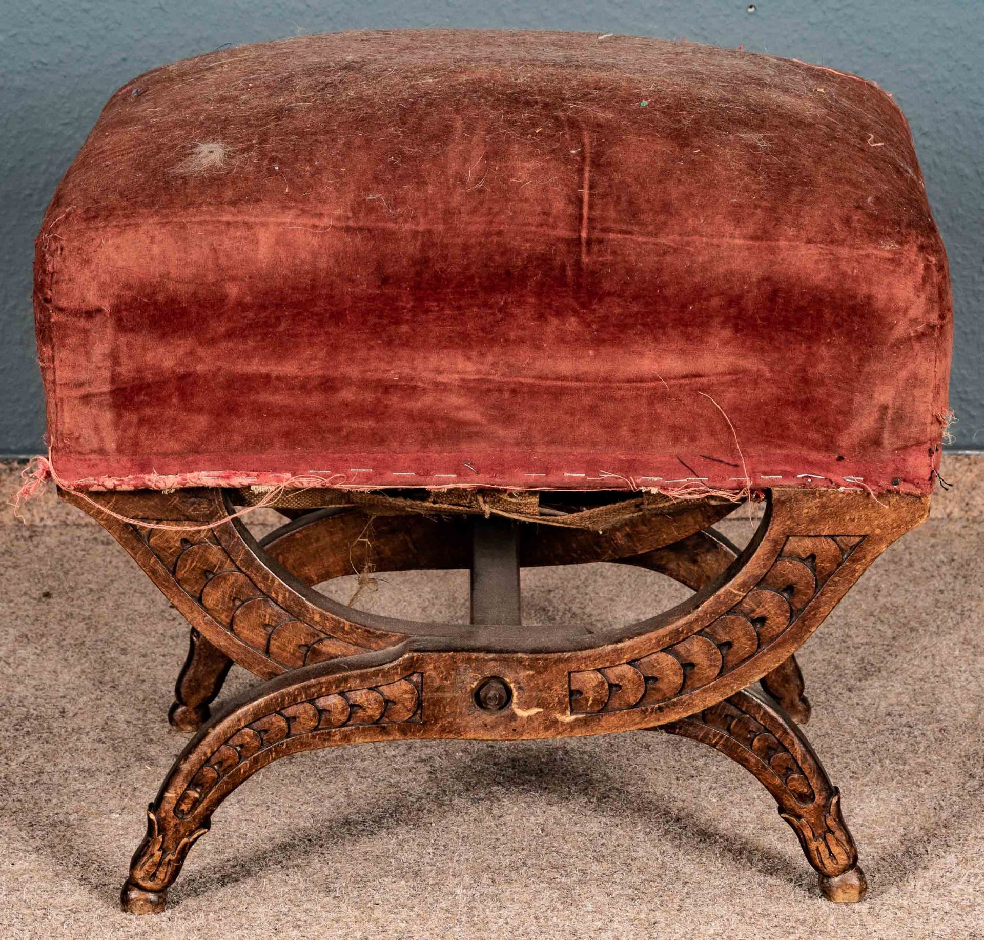 Antiker Polsterhocker, sogenanntes Tabouret; Zopfstil, süddeutsch oder Donaumonarchie um 1800, nuss - Bild 5 aus 7