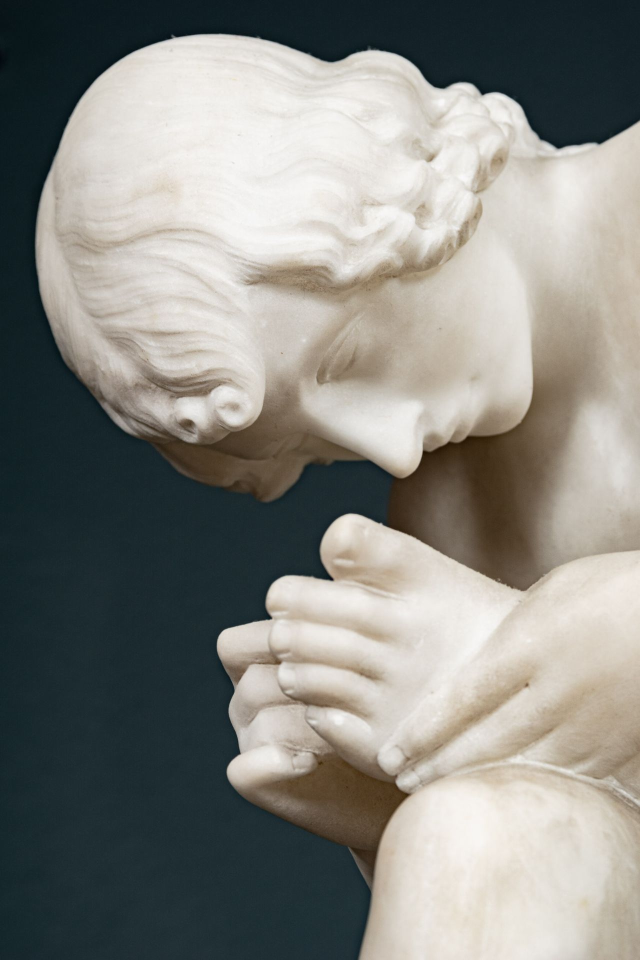 "Der Dornenzieher", große Alabaster-Figur, unsignierte, akademische Arbeit um 1900, Höhe ca. 43 cm, - Bild 3 aus 12